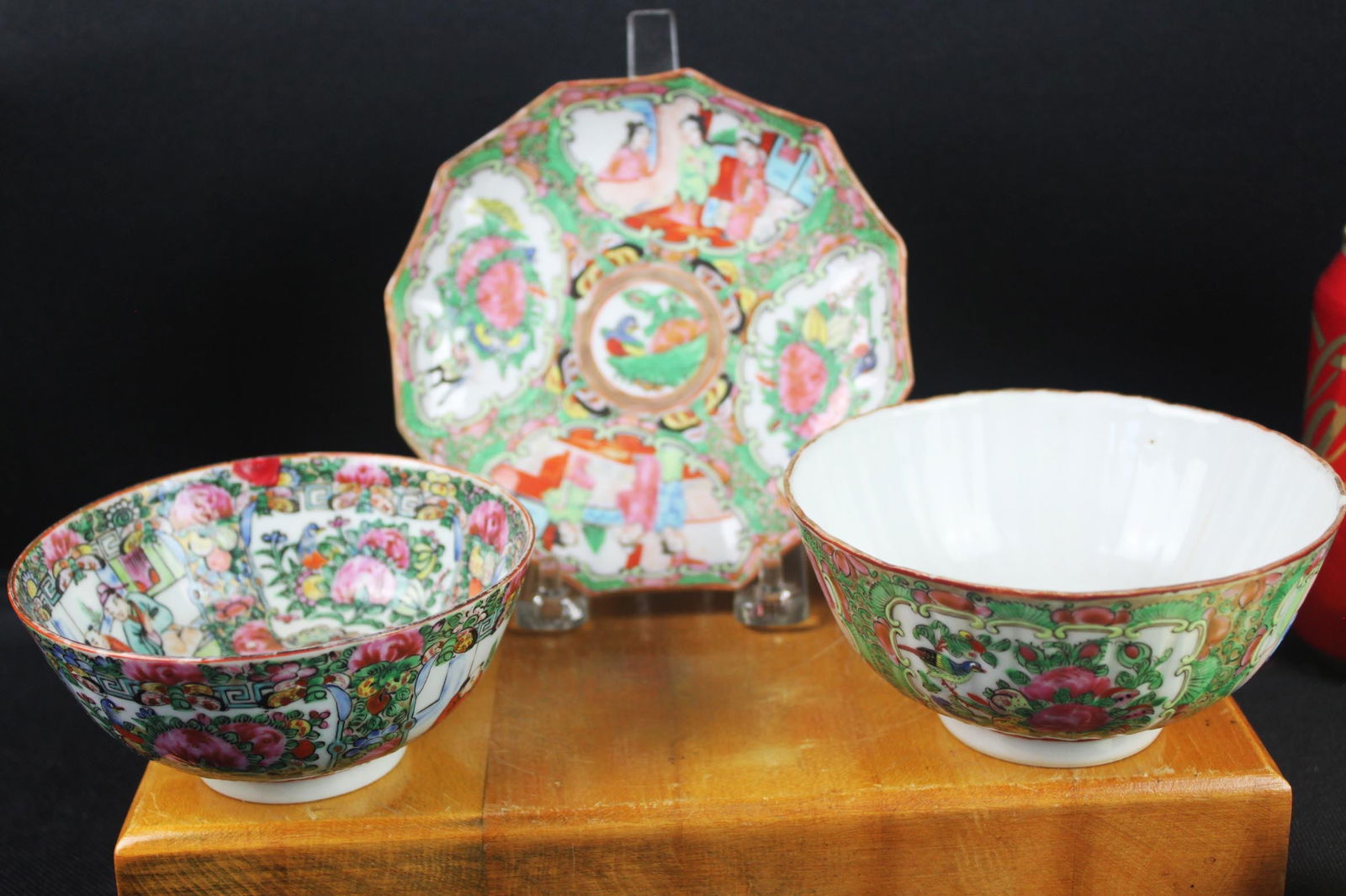Group of Chinese Export Famille Rose Porcelain Bowl and Octagonal Plate, 20th Century (1 of 9)