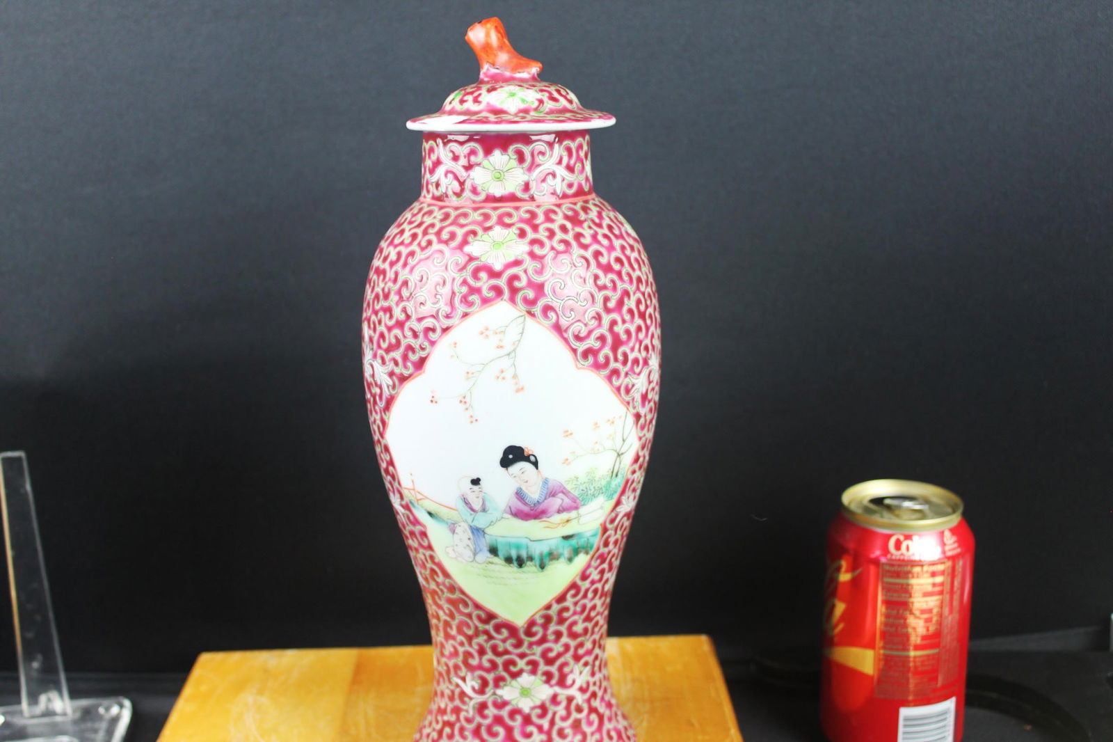 Chinese Export Famille Rose Covered Vase with Figural Panels, 20th Century (1 of 10)