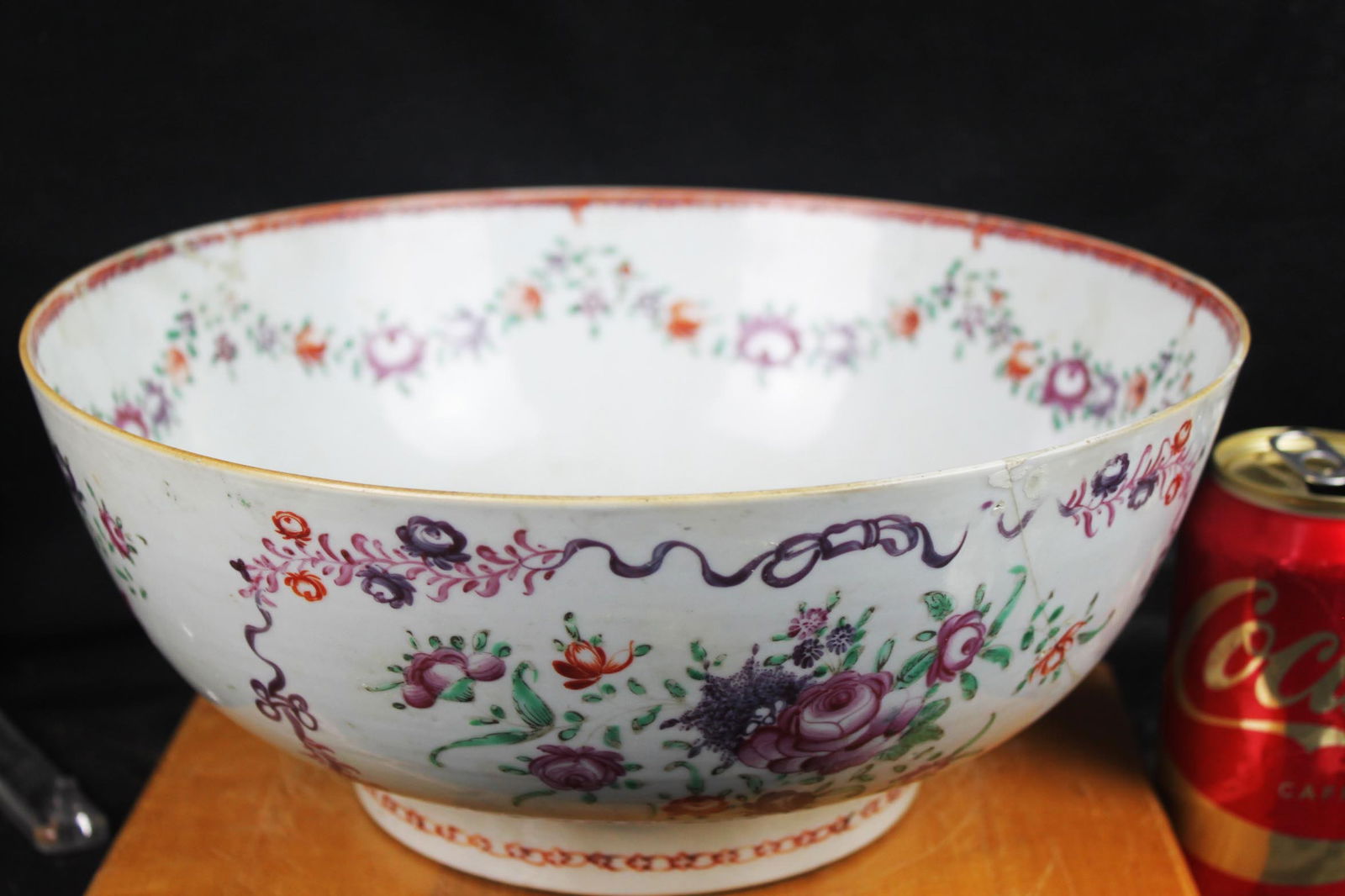 An 18th century Chinese Export Porcelain Punch Bowl (1 of 11)