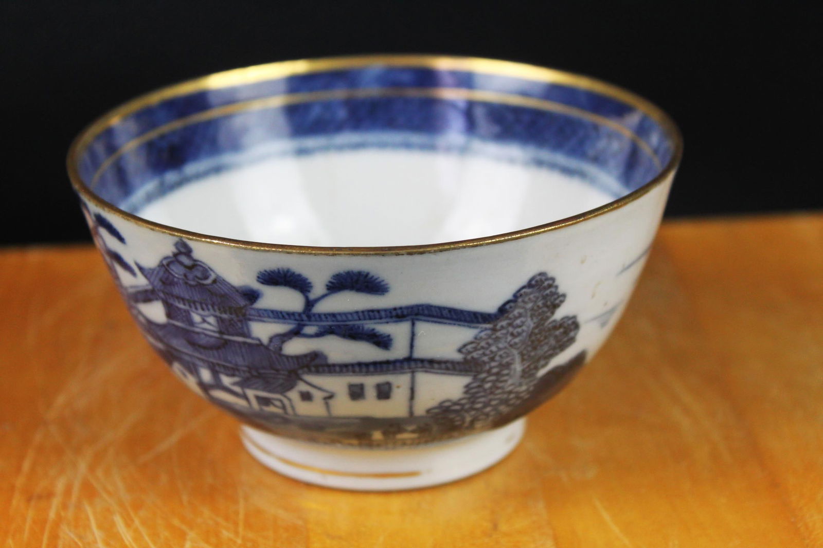 Porcelain bowl with gold gild on edge (1 of 10)