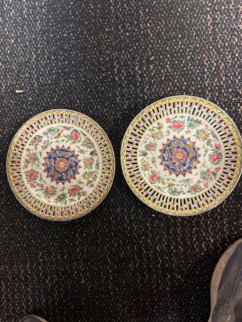 LARGE HONG KONG EXPORT FAMILE ROSE HAND PAINTING PORCELAIN OPEN WORK PLATE: Dia 8''