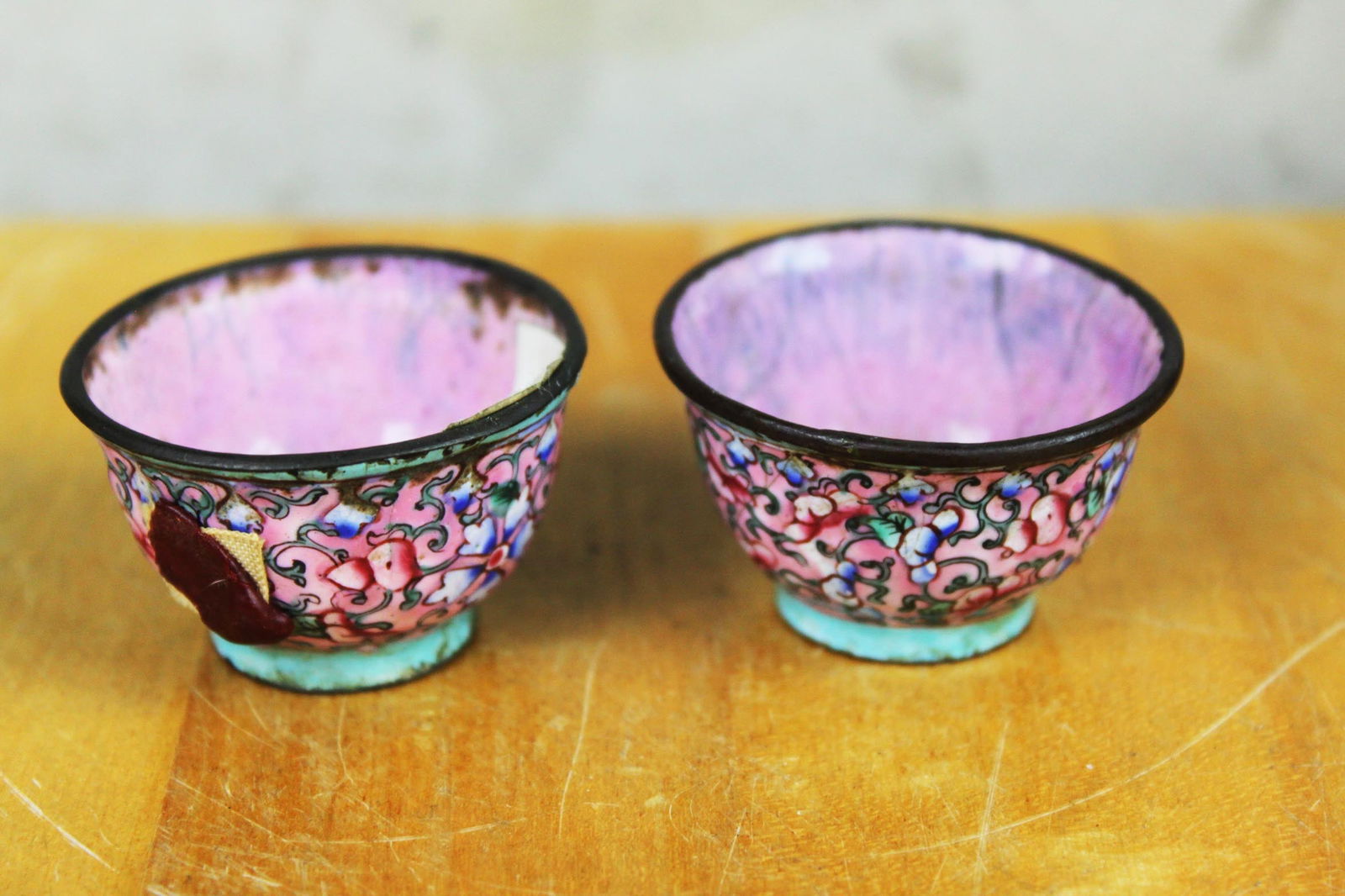 A pair of Canton enamel bowl decorated with scrolling foliage on pink ground: 1.5''x1''