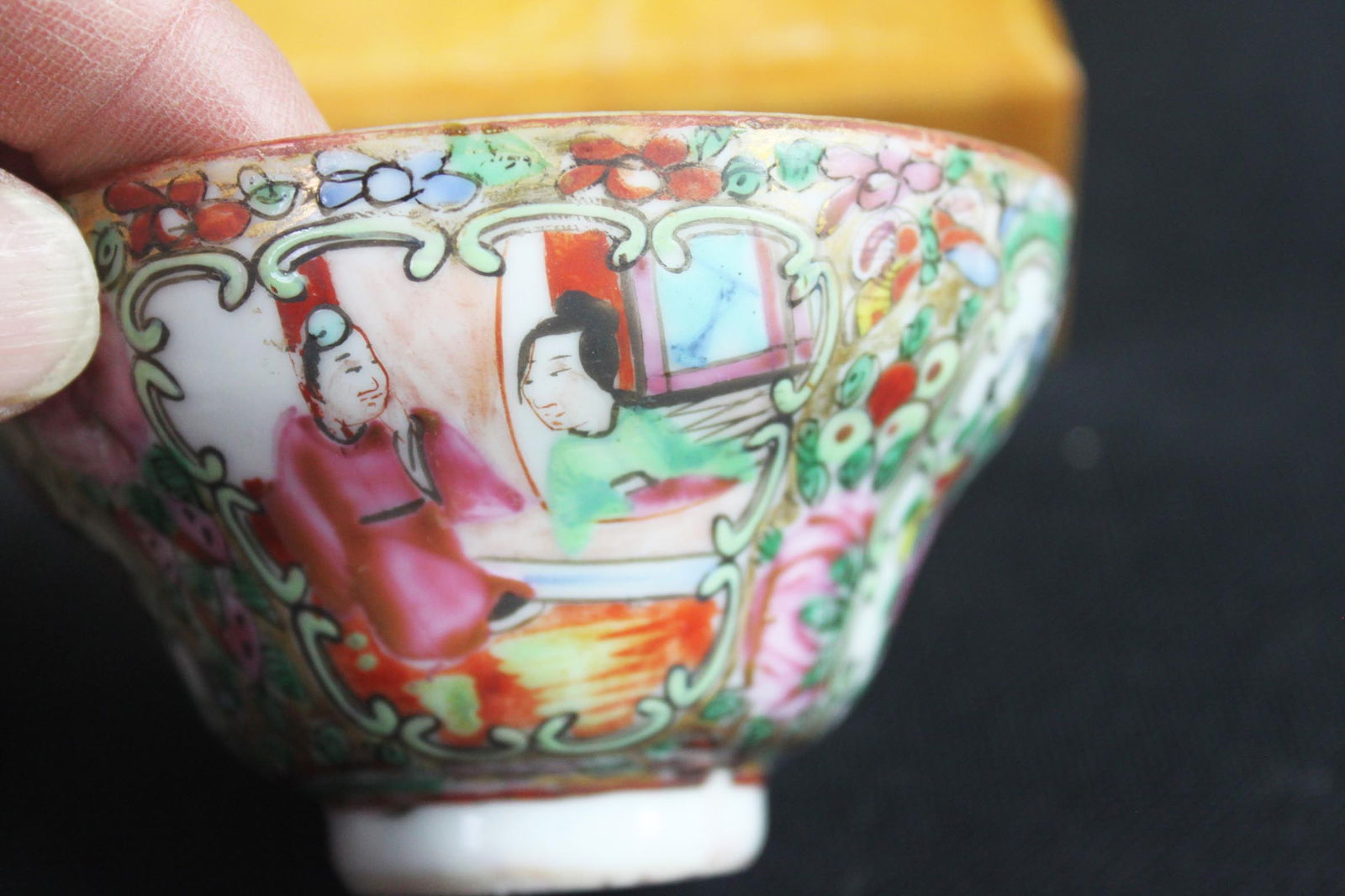 Vintage Chinese Famille Rose Porcelain Lot – Hand-Painted Figures & Floral Decoration - 10