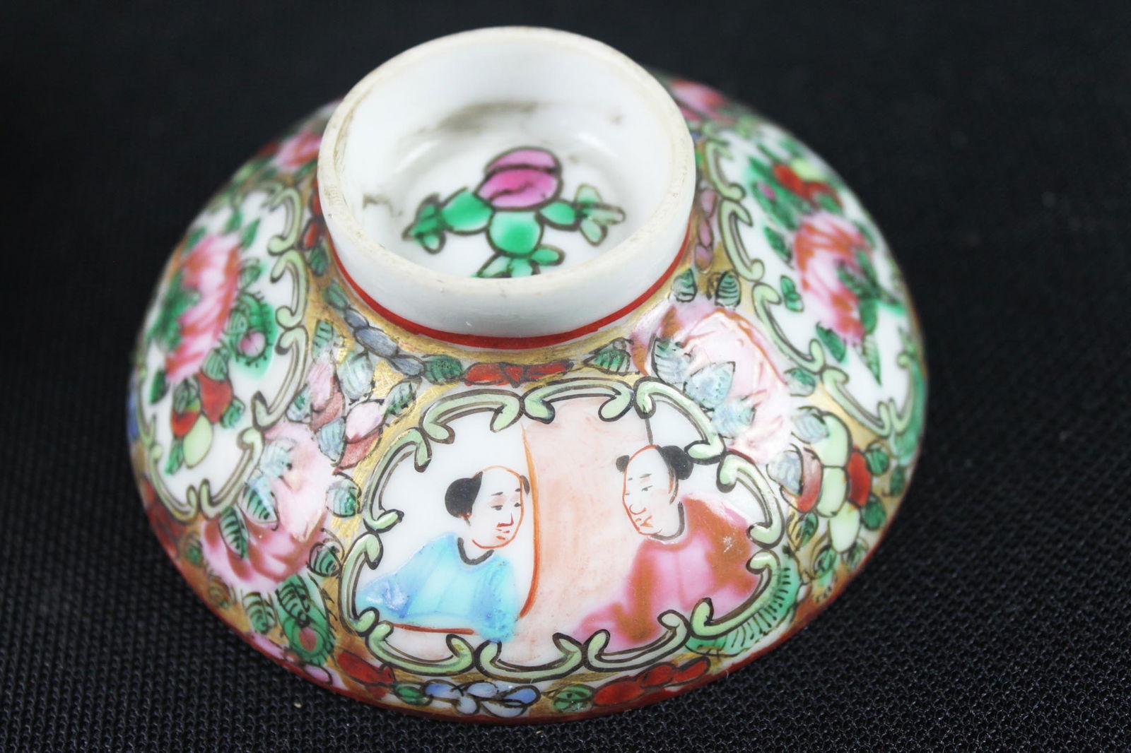 Vintage Chinese Famille Rose Porcelain Lot – Hand-Painted Figures & Floral Decoration - 11