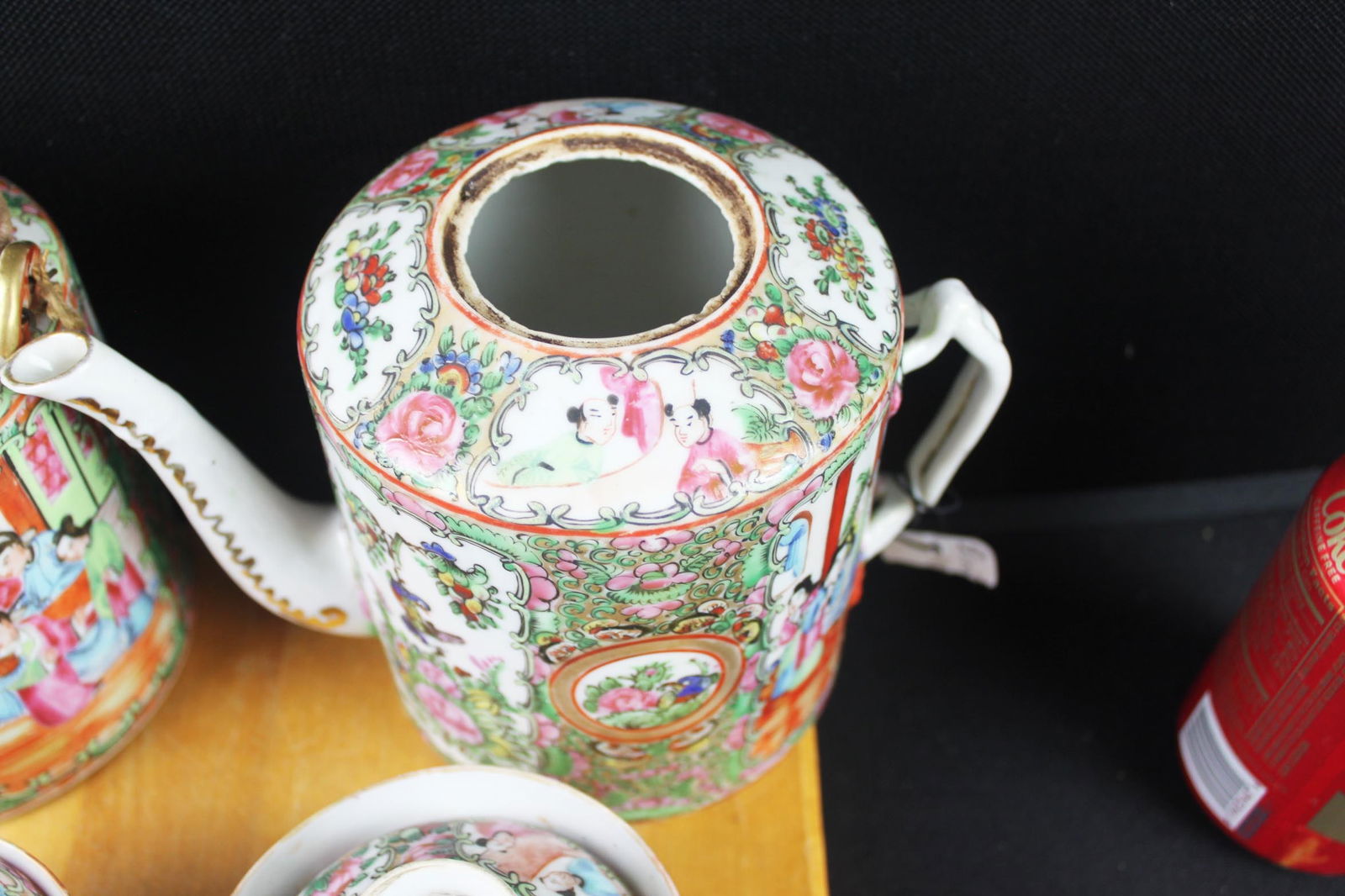 Vintage Chinese Famille Rose Porcelain Lot – Hand-Painted Figures & Floral Decoration - 2