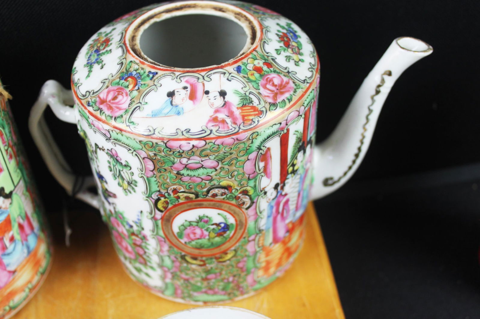 Vintage Chinese Famille Rose Porcelain Lot – Hand-Painted Figures & Floral Decoration - 5