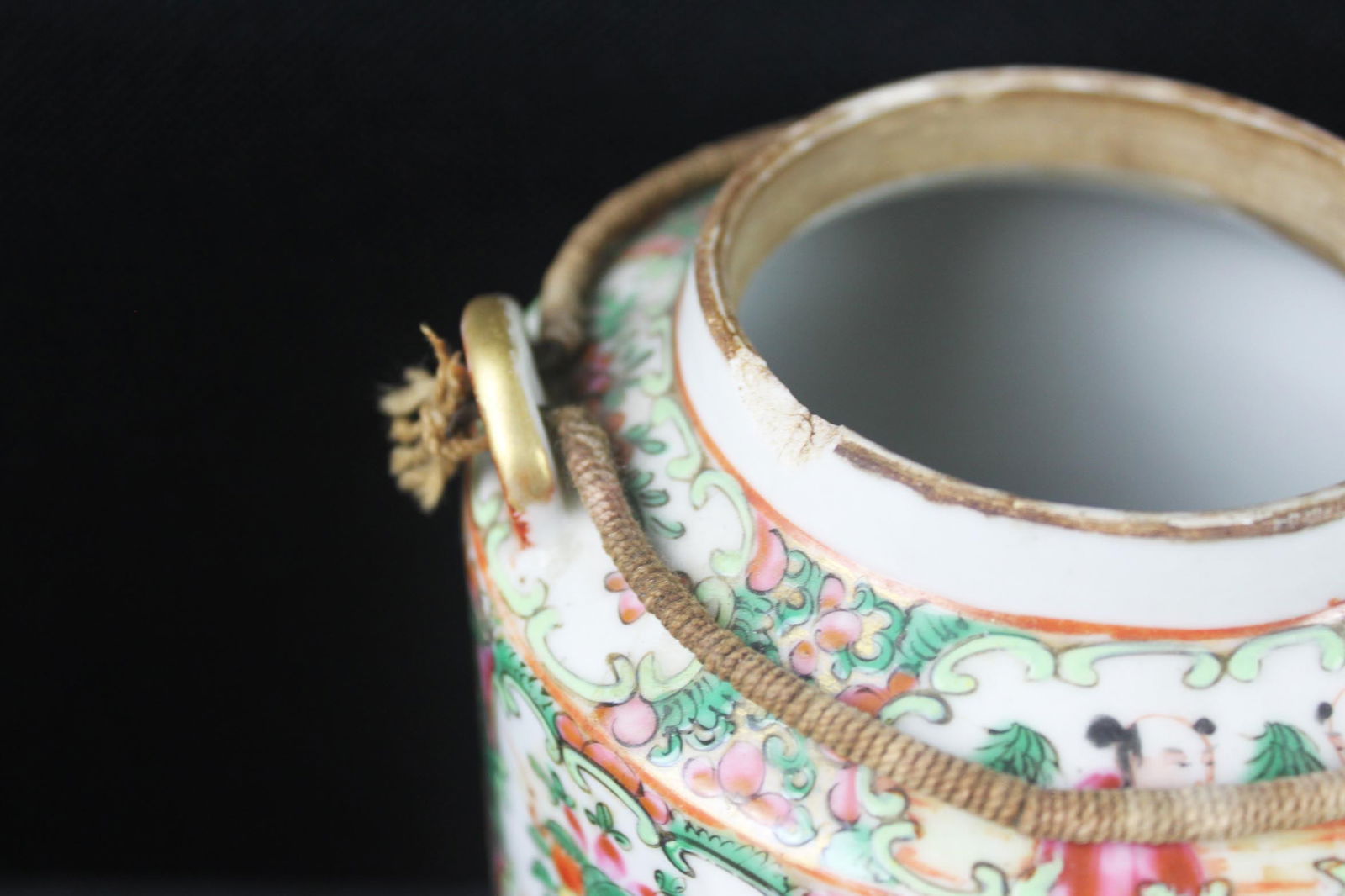 Vintage Chinese Famille Rose Porcelain Lot – Hand-Painted Figures & Floral Decoration - 7