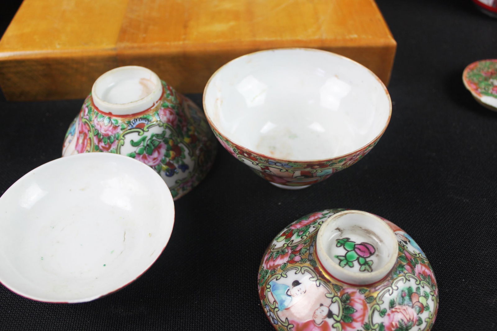 Vintage Chinese Famille Rose Porcelain Lot – Hand-Painted Figures & Floral Decoration - 8