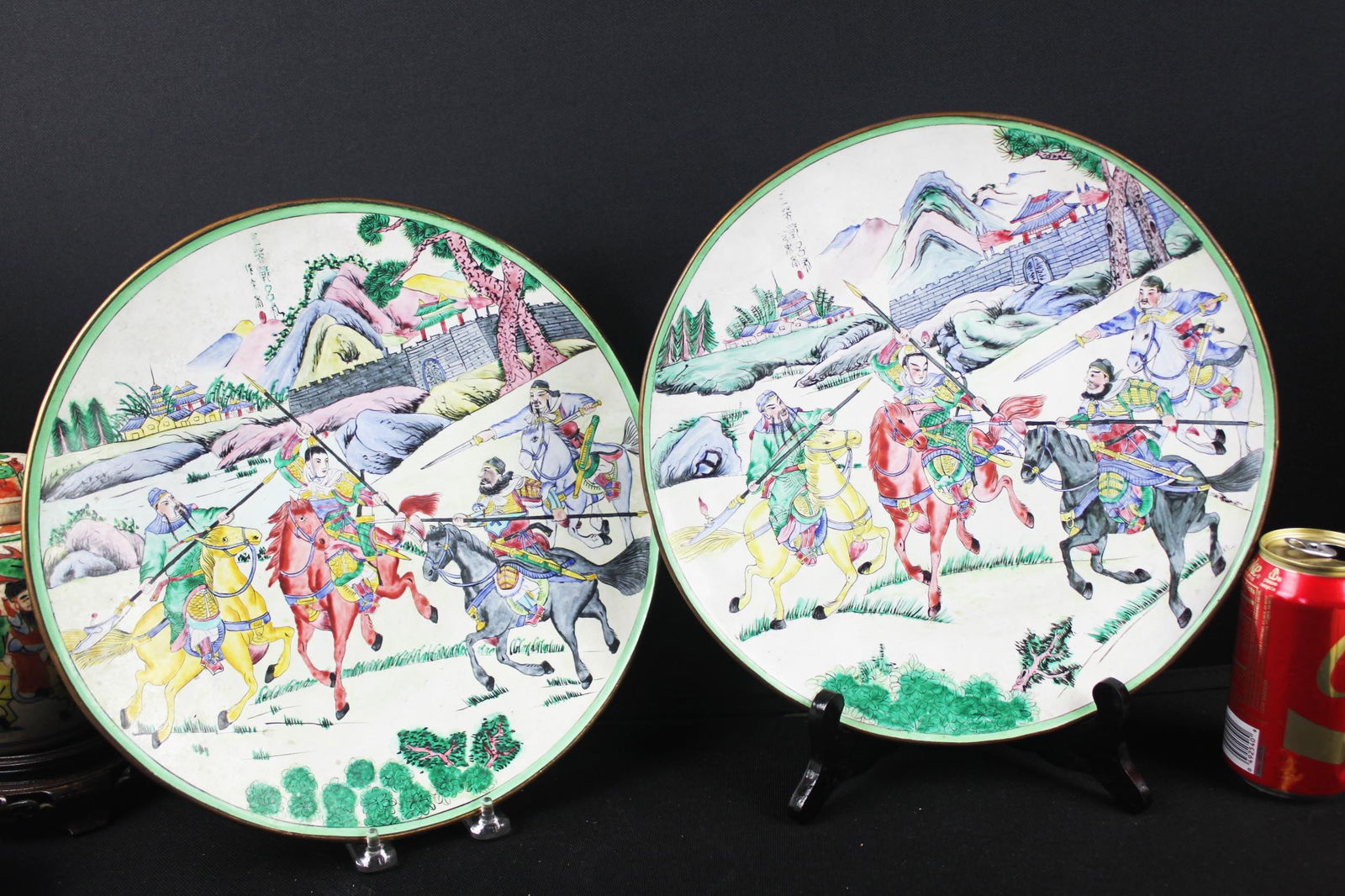 Lot of 2 Chinese Famille Rose Porcelain Plates – Equestrian Warrior Battle Scene – 20th Century (1 of 7)