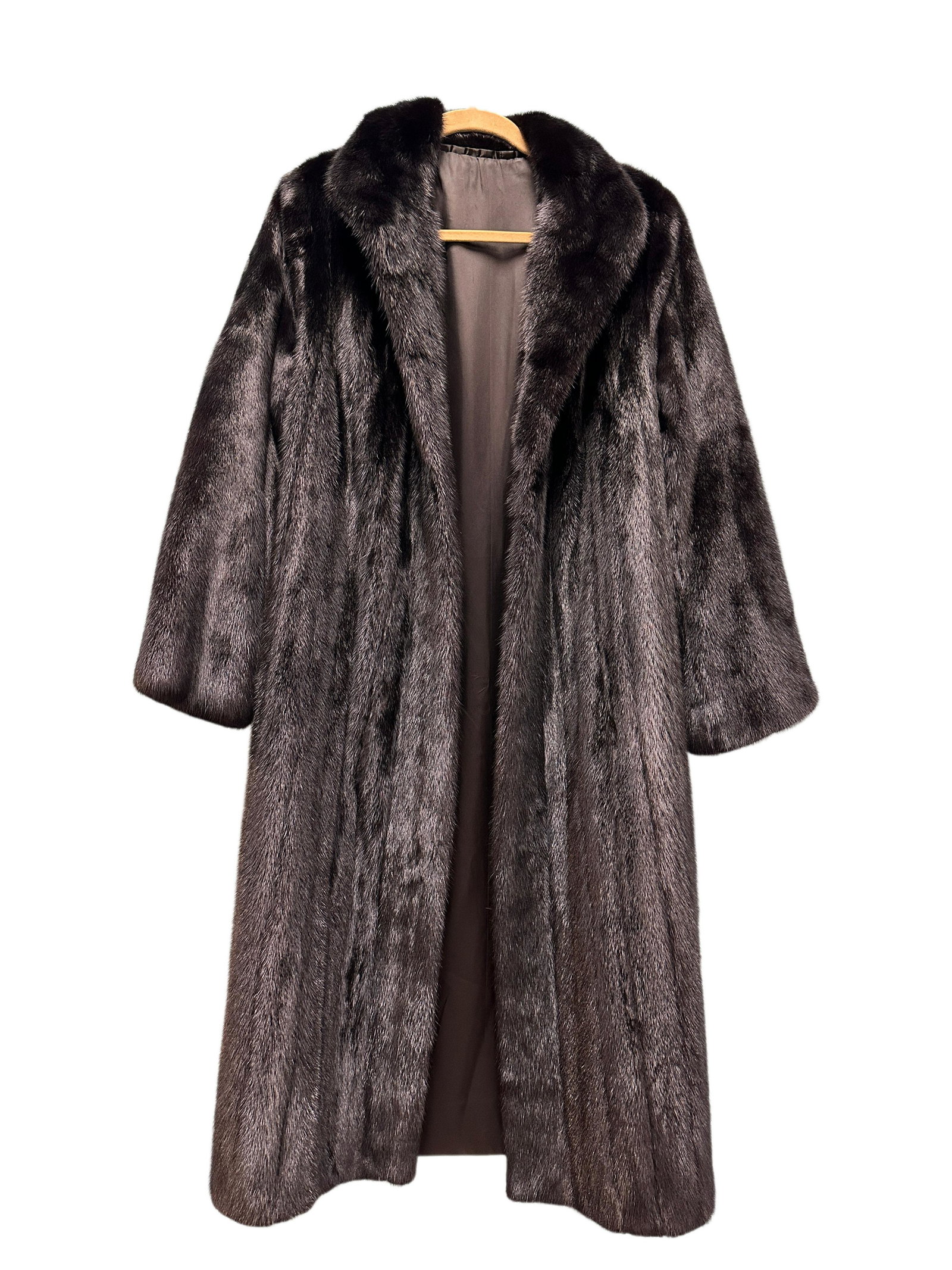 Full Length Mink Coat: Full Length Mink Coat. Good condition and good lining. Appears to be a small/medium.
