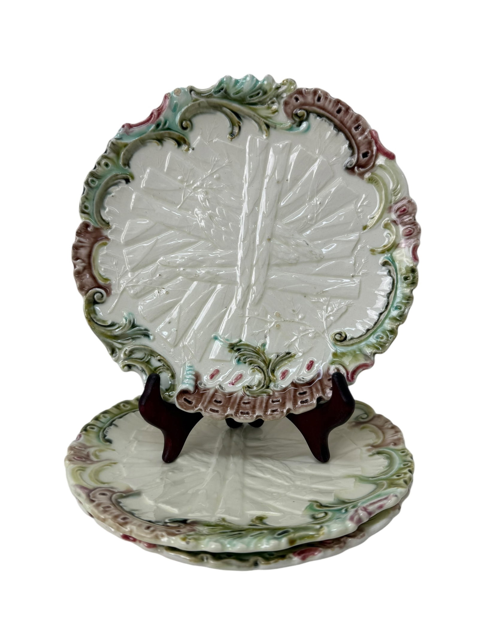 3 Villeroy Boch & Schramberg Asparagus Majolica Plates: 3 Villeroy Boch & Schramberg Asparagus Majolica Plates. Marked 1081 under plates. Measures 8.25" Diameter.