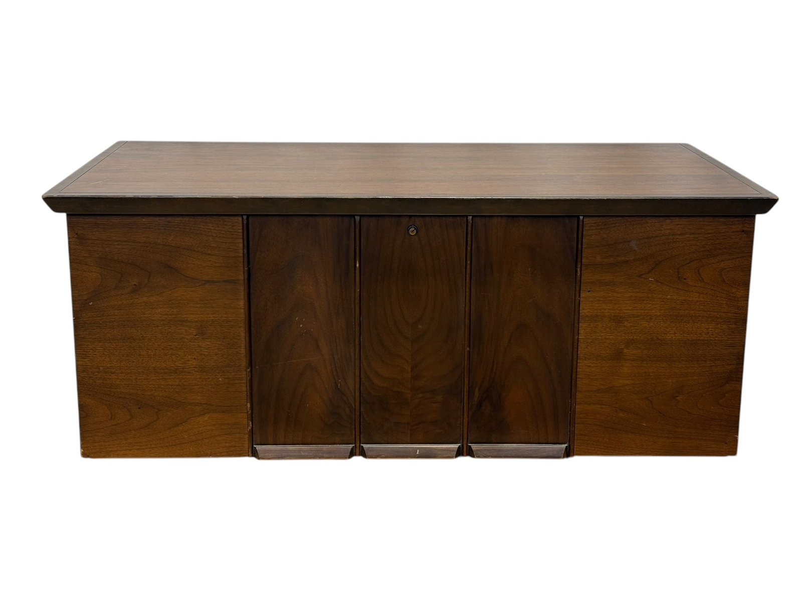 Honderich Furniture Co. Red Seal Cedar Chest: Honderich Furniture Co. Red Seal Cedar Chest. Measures 16.25"H x 40.25" W x 18.75" D
