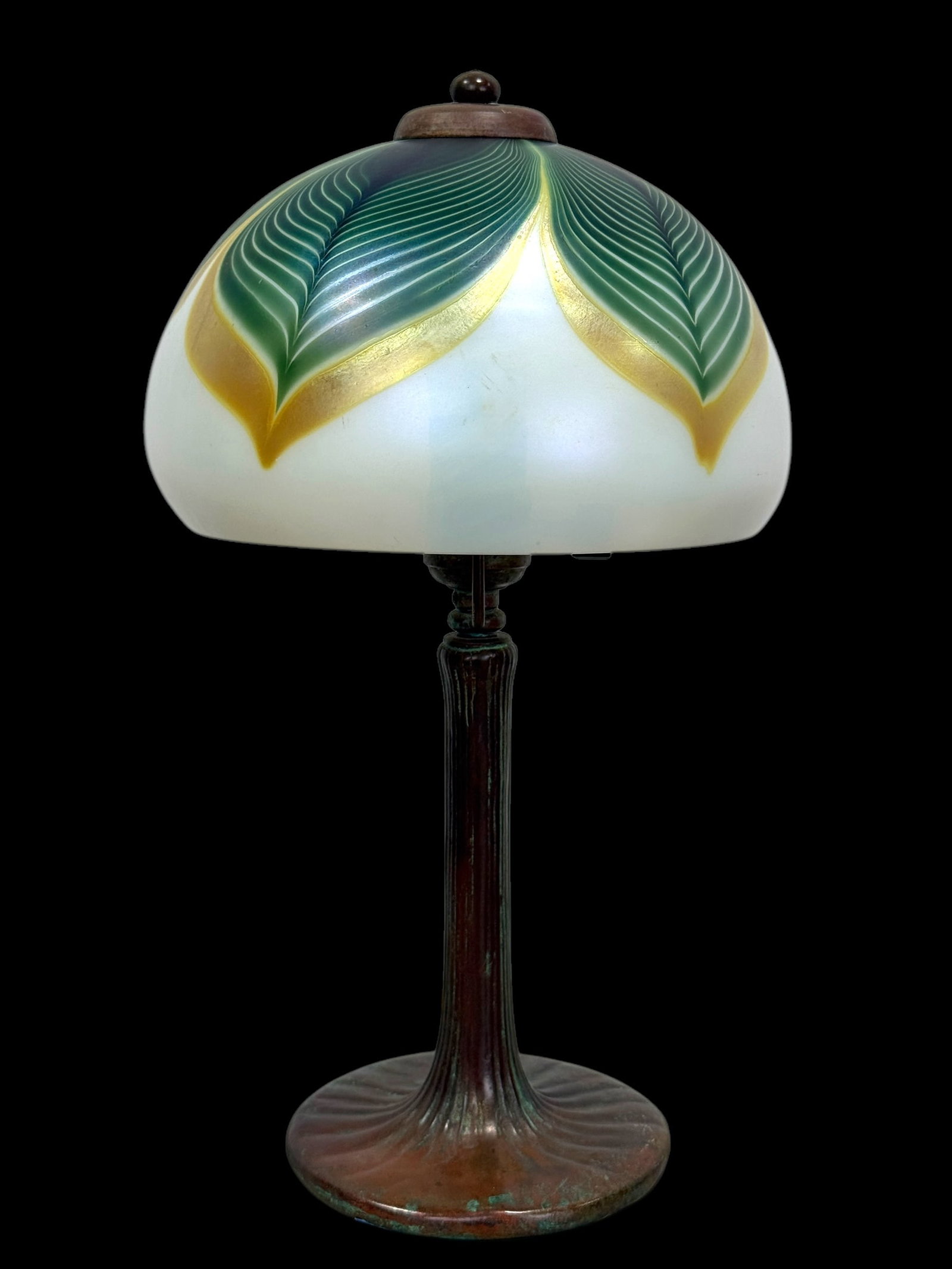 Signed Lundberg Studios "Pulled Feather" Art Glass Lamp: Signed Lundberg Studios "Pulled Feather" Art Glass Lamp. Signed on top rim of the shade. Is working. Overall measures 14.25" Tall. Shade measures 5" H x 8" Diameter.
