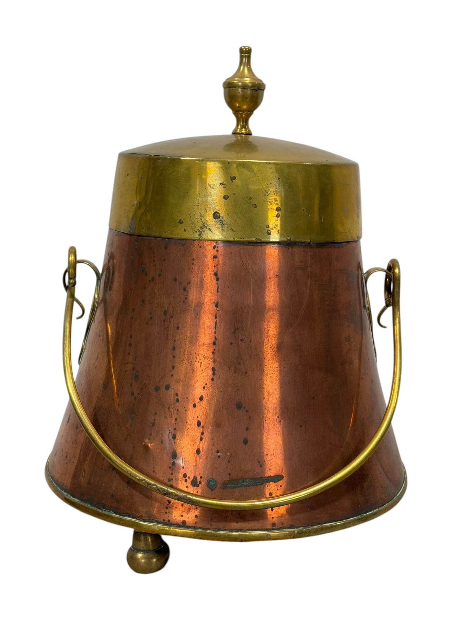 Lidded Dutch Copper & Brass Mounted Doofpot: Lidded Dutch Copper & Brass Mounted Doofpot. Measures 17.25" H x 13.5" Diameter.