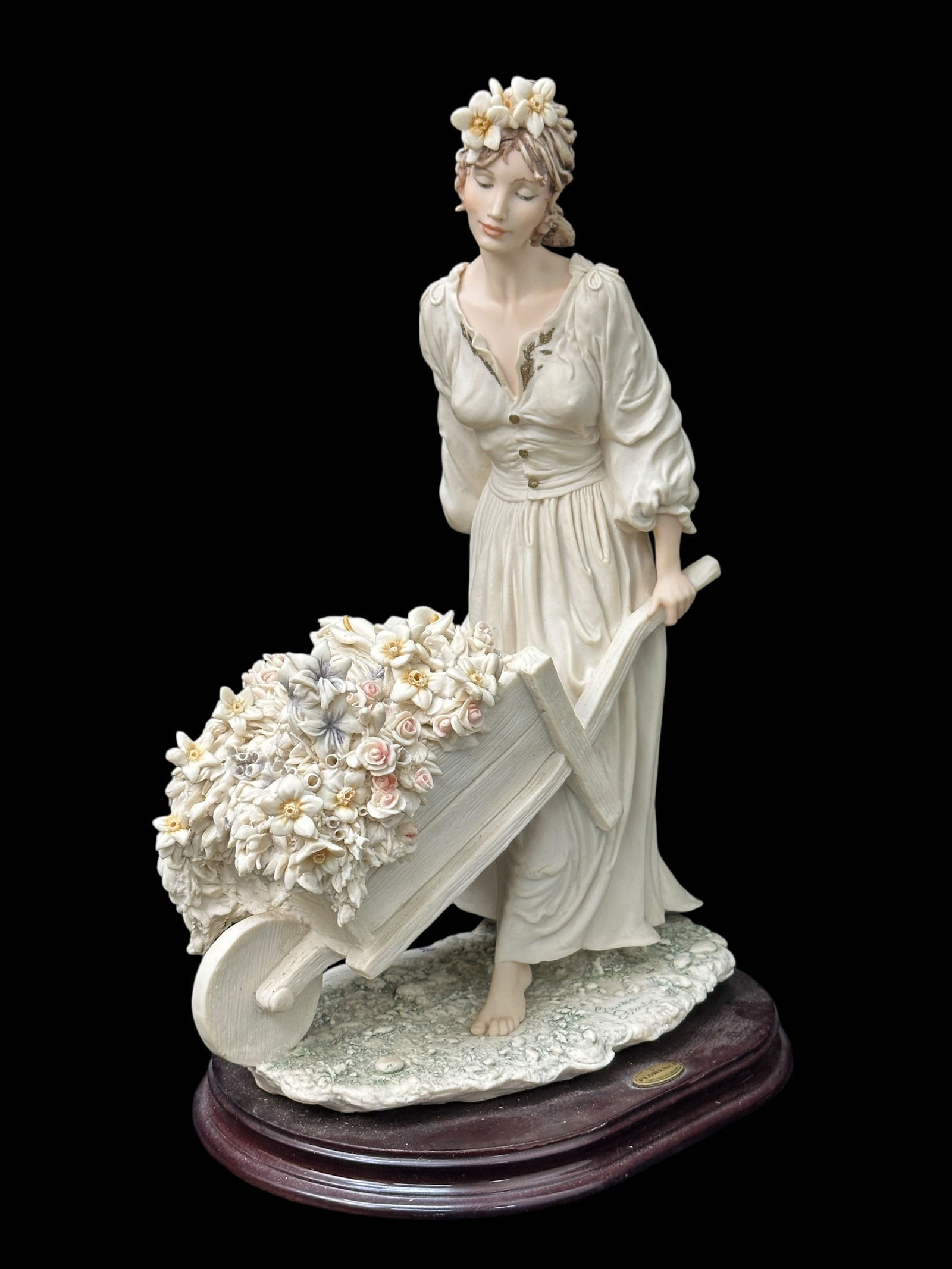 Giuseppe Armani Caterina 287F Sculpture: Giuseppe Armani Caterina 287F Sculpture. Measures 15" Tall. In good condition.