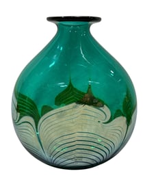 Signed Steve Corriea Iridescent  Pulled Feather Art Glass Vase