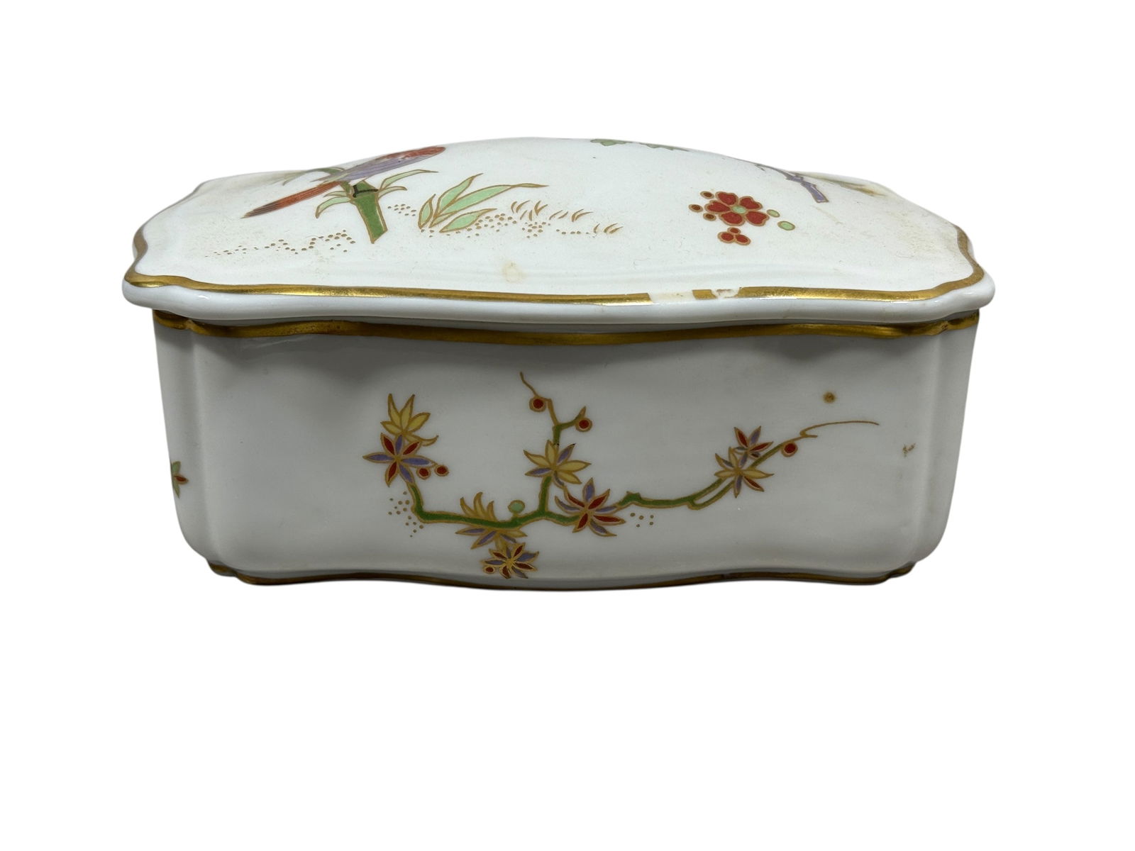 Porcelain Richard Ginori Italian Lidded Box: Porcelain Richard Ginori Italian Lidded Box. Marked on the underside. Measures 2.75" H x 5.5" W x 3.5" D. Has some scuffs to paint.