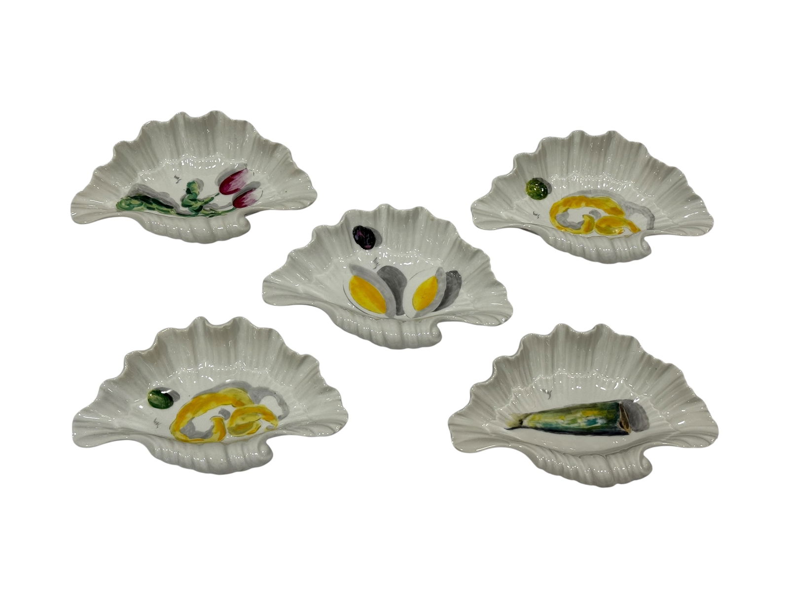 Set of 5 French Shell Shaped Porcelain de Paris Dishes: Set of 5 French Shell Shaped Porcelain de Paris Dishes. Marked on the underside of all. Measures 8" x 5". In good condition.