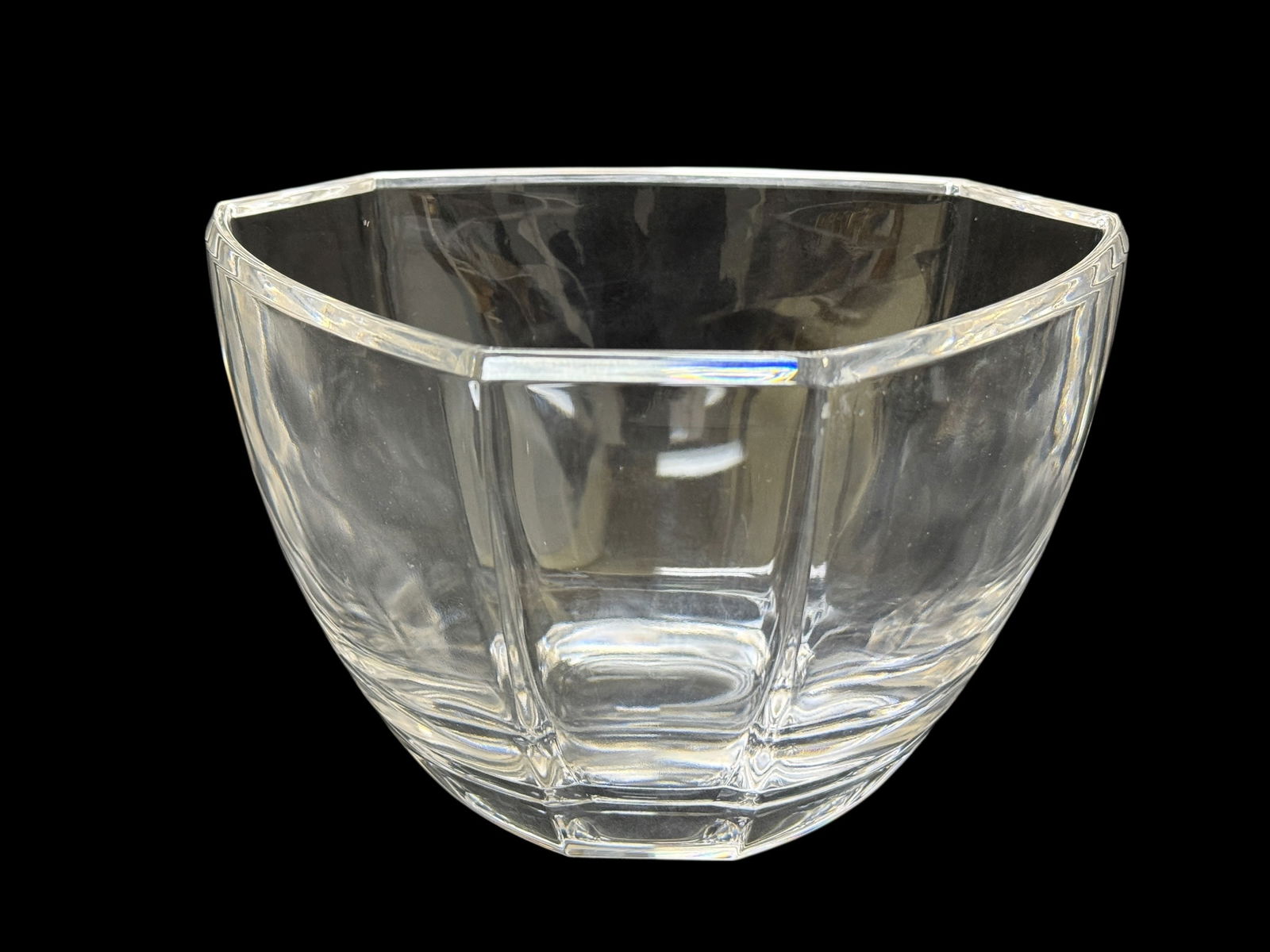 Large Tiffany & Co. "New York City Skyline" Crystal Bowl: Large Tiffany & Co. "New York City Skyline" Crystal Bowl. Marked Tiffany & Co. on the underside. Measures 5.75" H x 10" W x 9.5" D. In good condition.