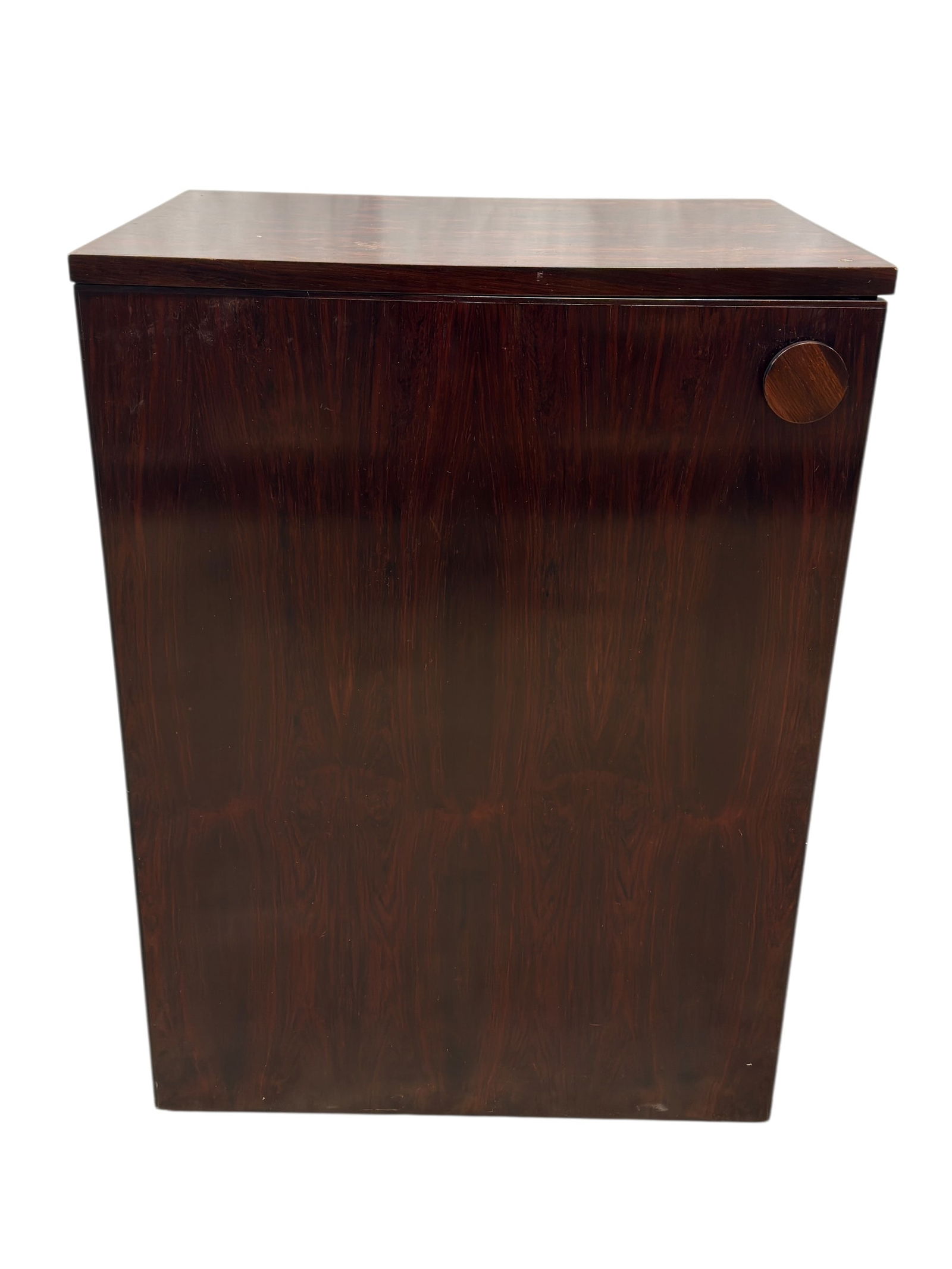 MCM Danish Rosewood Bar/Drinks Cabinet by Dyrlund: Elegant and highly functional Danish mid-century modern rosewood bar cabinet produced by Dyrlund, Denmark, circa 1960s. Crafted in richly figured rosewood veneer, this cabinet exemplifies Scandinavian