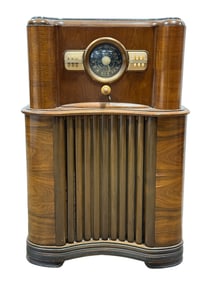 1939 Zenith Model 5808 Console Radio