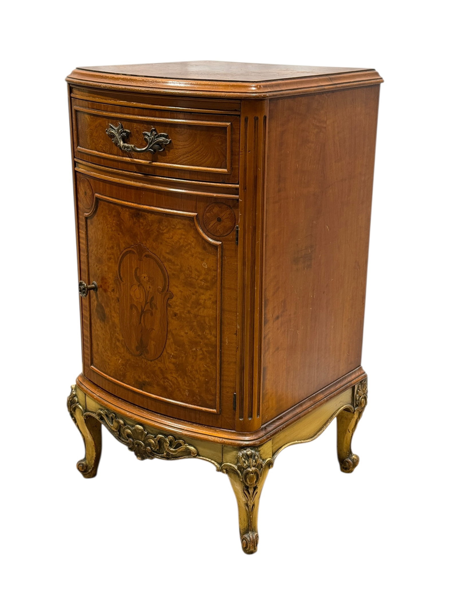 French Louis XV Style Inlaid Walnut Nightstand Cabinet: Elegant Louis XV style bedside cabinet, likely mid-20th century, crafted in walnut and burl walnut veneers with fine marquetry decoration. The serpentine-front case features a shaped top with bookmatc