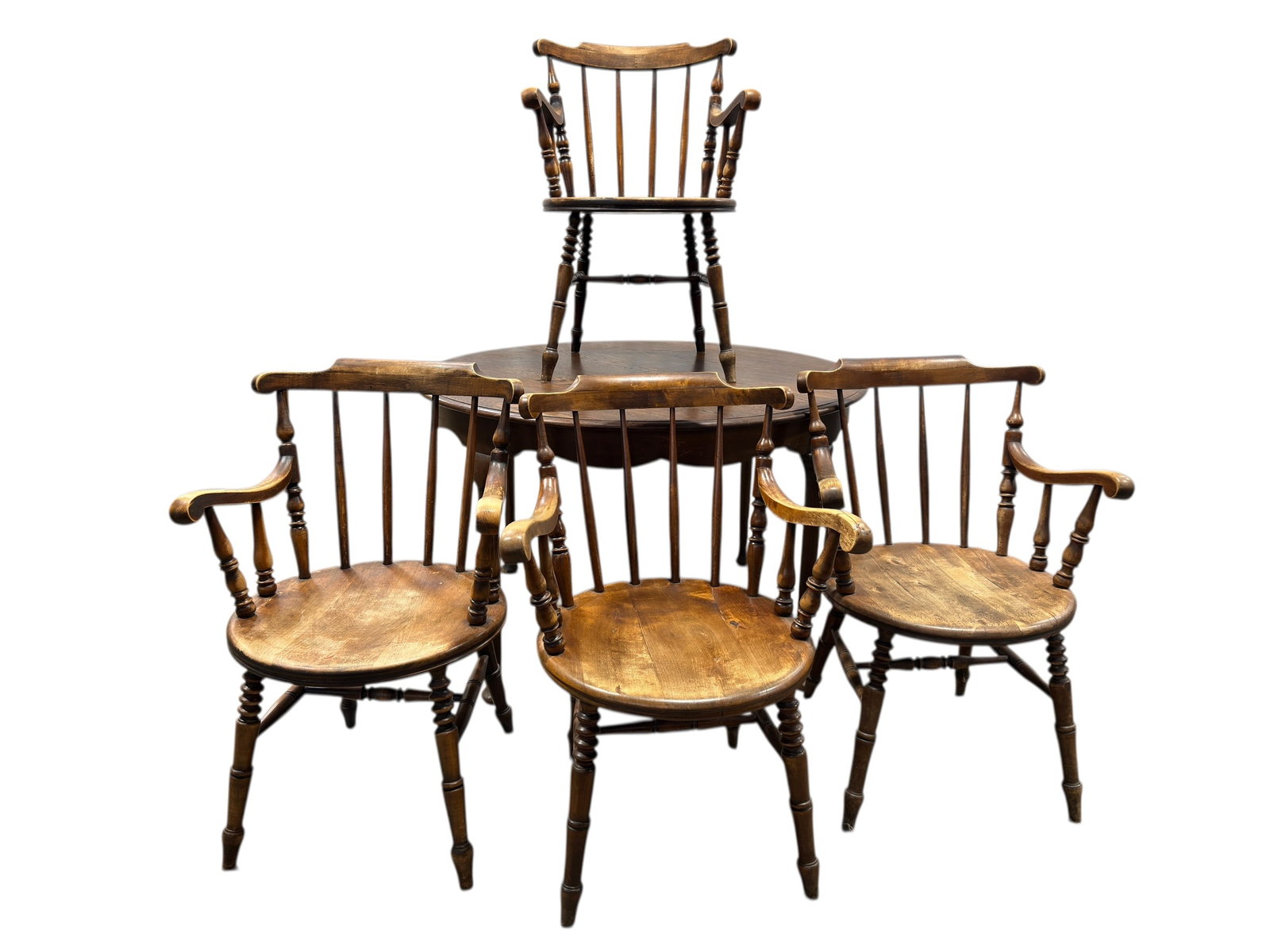 Early American Style Round Oak Dining Table w/ 4 Chairs: A classic Early American-style dining set comprised of a round oak pedestal-style table raised on four cabriole-inspired legs terminating in pad feet, paired with four matching captain’s chairs feat