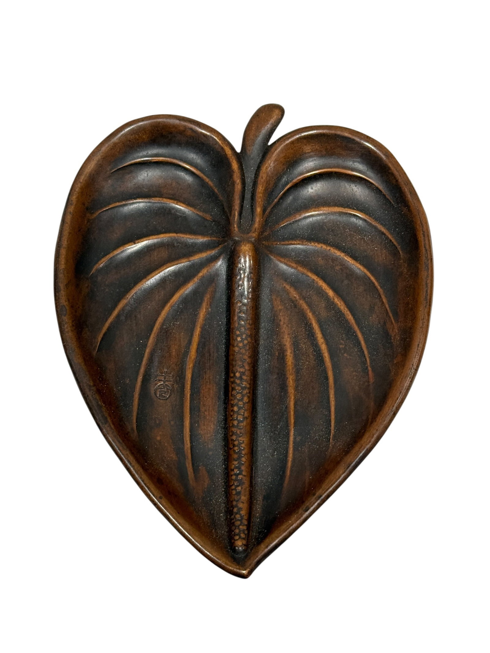 Roycroft Arts & Crafts Hammered Copper Anthurium Leaf Tray: An exceptional American Arts & Crafts period hand-wrought copper cabinet tray or pin dish, meticulously crafted in the organic form of an anthurium leaf. The tray features a highly stylized, heart-sha