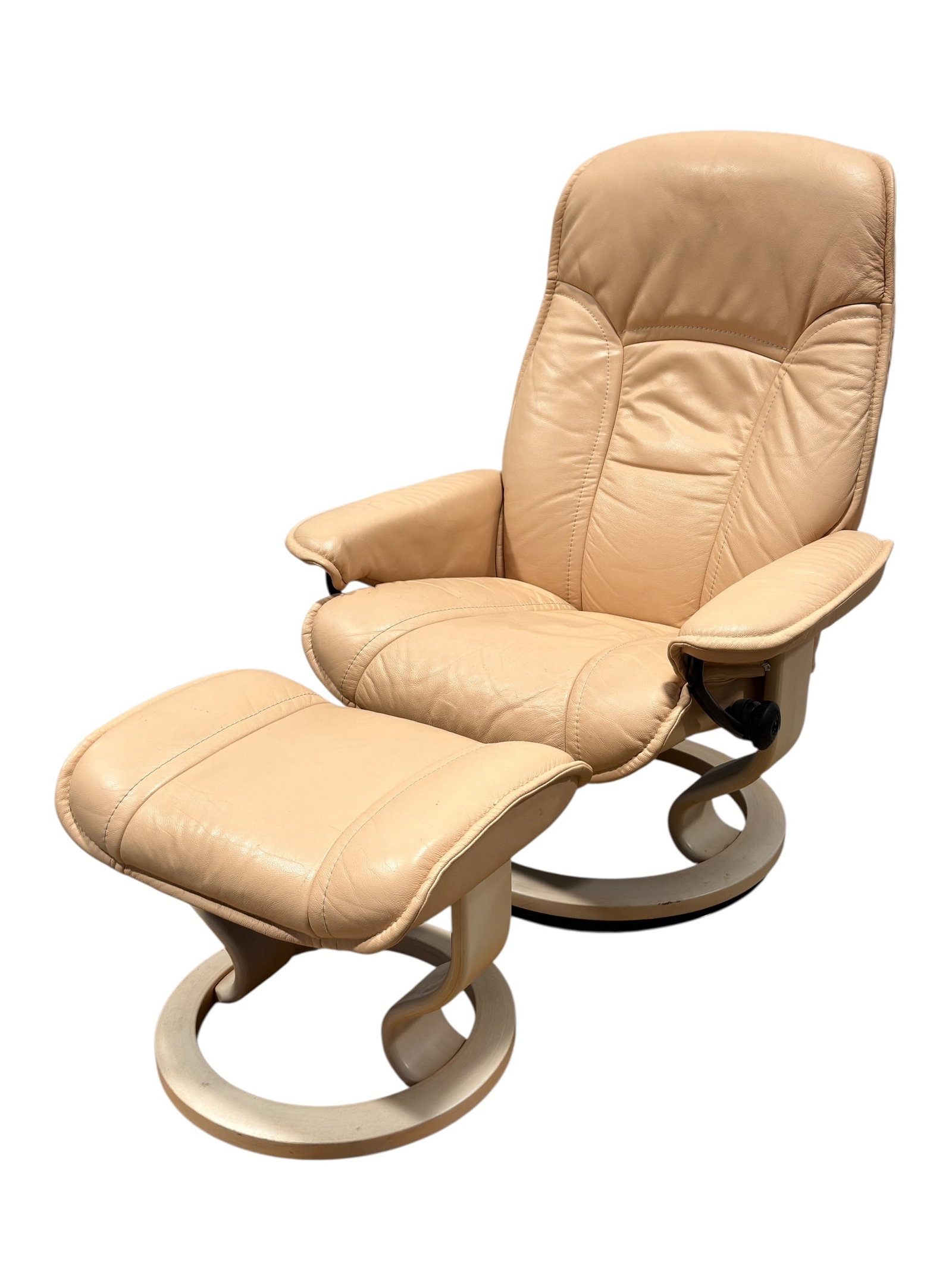 Ekornes Stressless Leather Recliner and Ottoman: A contemporary ergonomic recliner and matching ottoman set manufactured by Ekornes of Norway, from their signature Stressless® line. The set features pale peach or light tan leather upholstery over