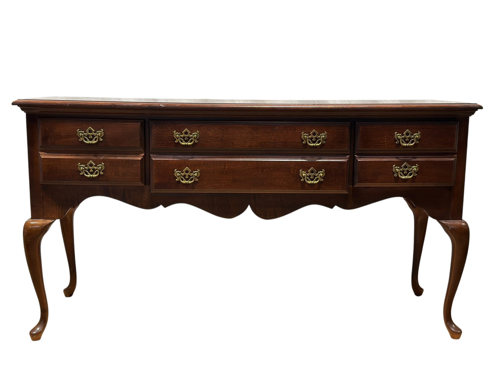 American Drew Queen Anne Style Mahogany Sideboard: American Drew Queen Anne-style sideboard or buffet, crafted in richly finished mahogany-toned wood and displaying an elegant traditional profile with a molded rectangular top, shaped apron, and tall c