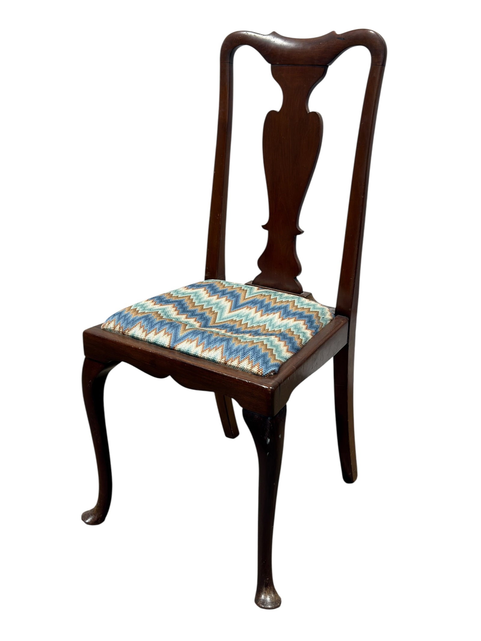 Vintage Queen Anne Style Mahogany Side Chair: Vintage Queen Anne-style side chair, likely mid-20th century, crafted in a warm mahogany-toned finish and centered by a tall solid vase-form back splat beneath a softly shaped yoke crest rail. The cha