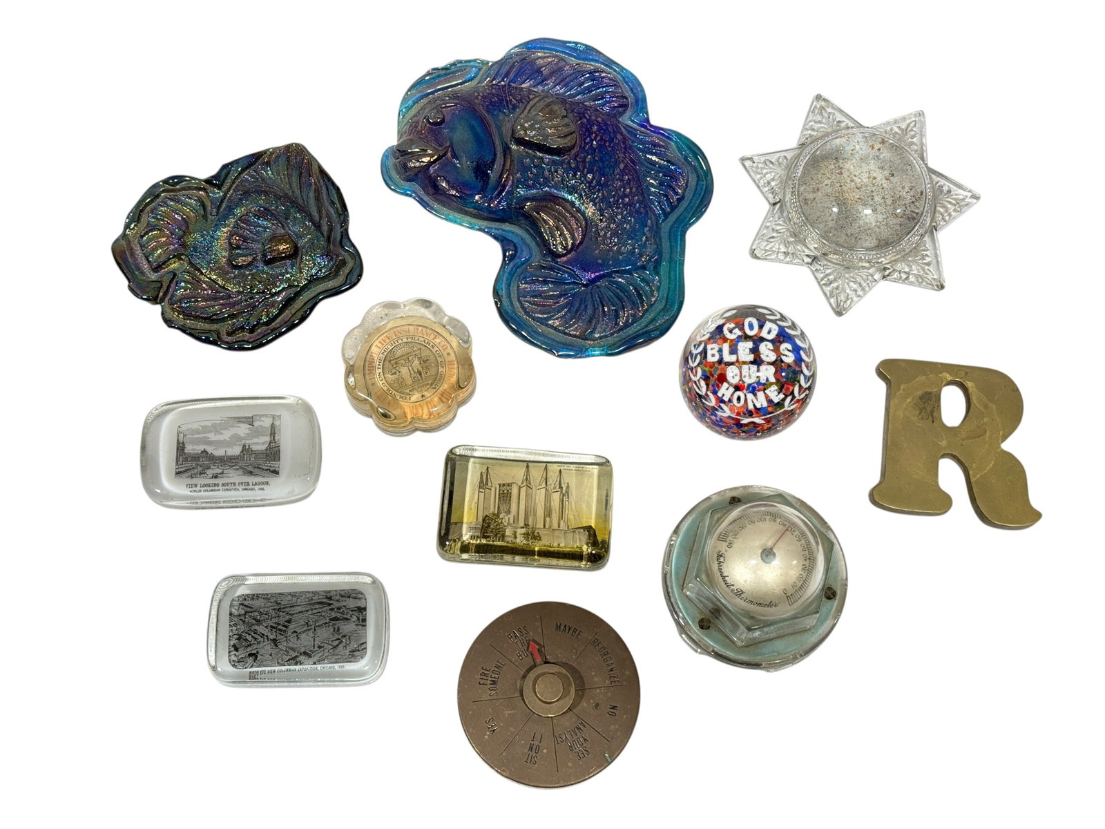 Lot of Assorted Vintage Paper Weight: Decorative group of four vintage desk and novelty accessories comprising a domed Fahrenheit thermometer housed in a faceted clear glass base with aqua-toned backing, its dial graduated from