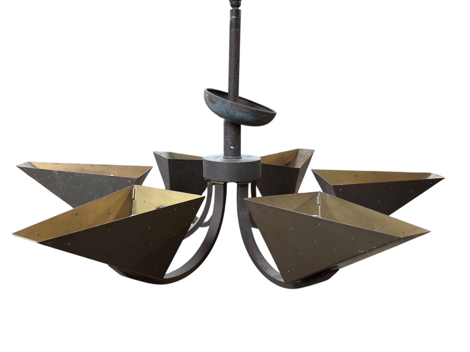 MCM 5 Arm Atomic Geometric Brass Funnel Chandelier: Striking circa 1950s Mid-Century Modern five-arm chandelier with a bold Atomic/Space Age profile, featuring five sweeping curved arms terminating in folded asymmetrical geometric funnel-form shades. E