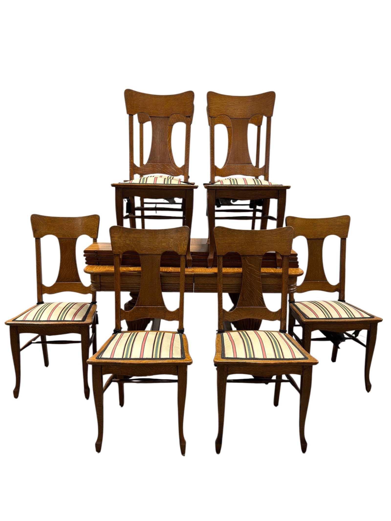 Antique Oak Extension Dining Table w/ 4 Leaves & 8 Dining Chairs: A substantial antique oak dining suite, this lot features a handsome extension dining table with a bold, well-proportioned form and richly figured oak surfaces, raised on large turned and fluted