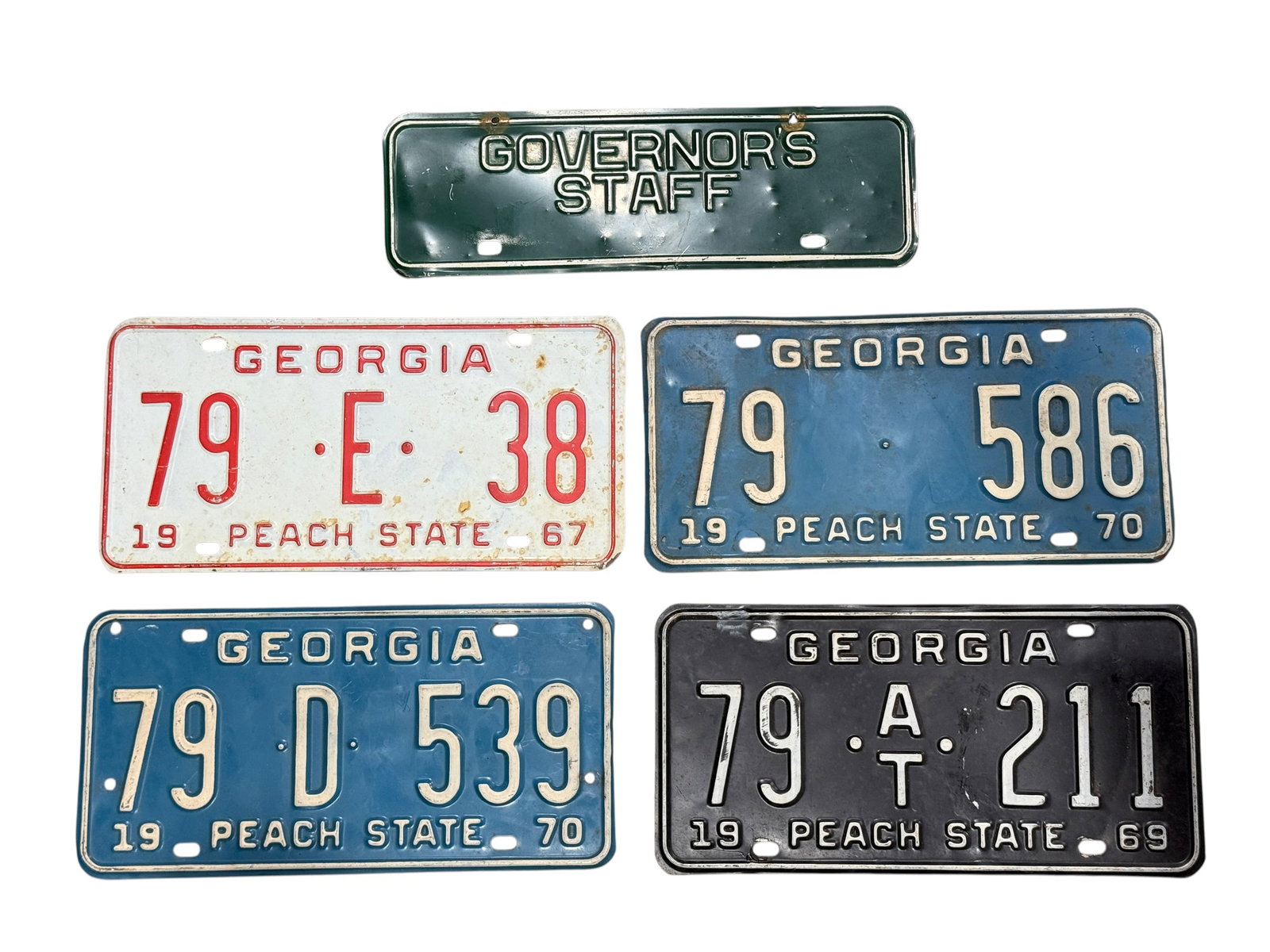 (4) Vintage Georgia License Plates w/ Governor's Staff Plate: Collection of 5 vintage embossed Georgia license and official identification plates, comprising one green “GOVERNOR’S STAFF” plate together with four Georgia “Peach State” automobile