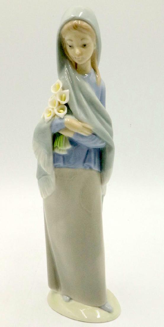 Lladro "Girl with Calla Lillies" #4650 Porcelain Figure: Lladro "Girl with Calla Lillies" #4650 Porcelain Figure. Measures - 9" high.