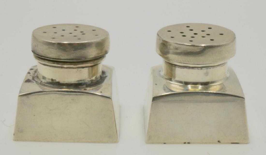 J.E. Caldwell & Co. Sterling Shakers: J.E. Caldwell & Co. Sterling Silver Shakers, George Washington Reproduction. Measures - 1 3/4" high x 1 5/8" wide. Weight - 72.5 grams.