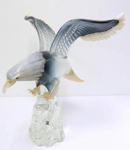 Oscar Zanetti "Bald Eagle" Murano Glass Sculpture: Large Oscar Zanetti (Italian, b. 1961) "Bald Eagle" Murano Art Glass Sculpture. Measures approx. - 25 1/2" high x 22 5/8" wide x 20" deep.