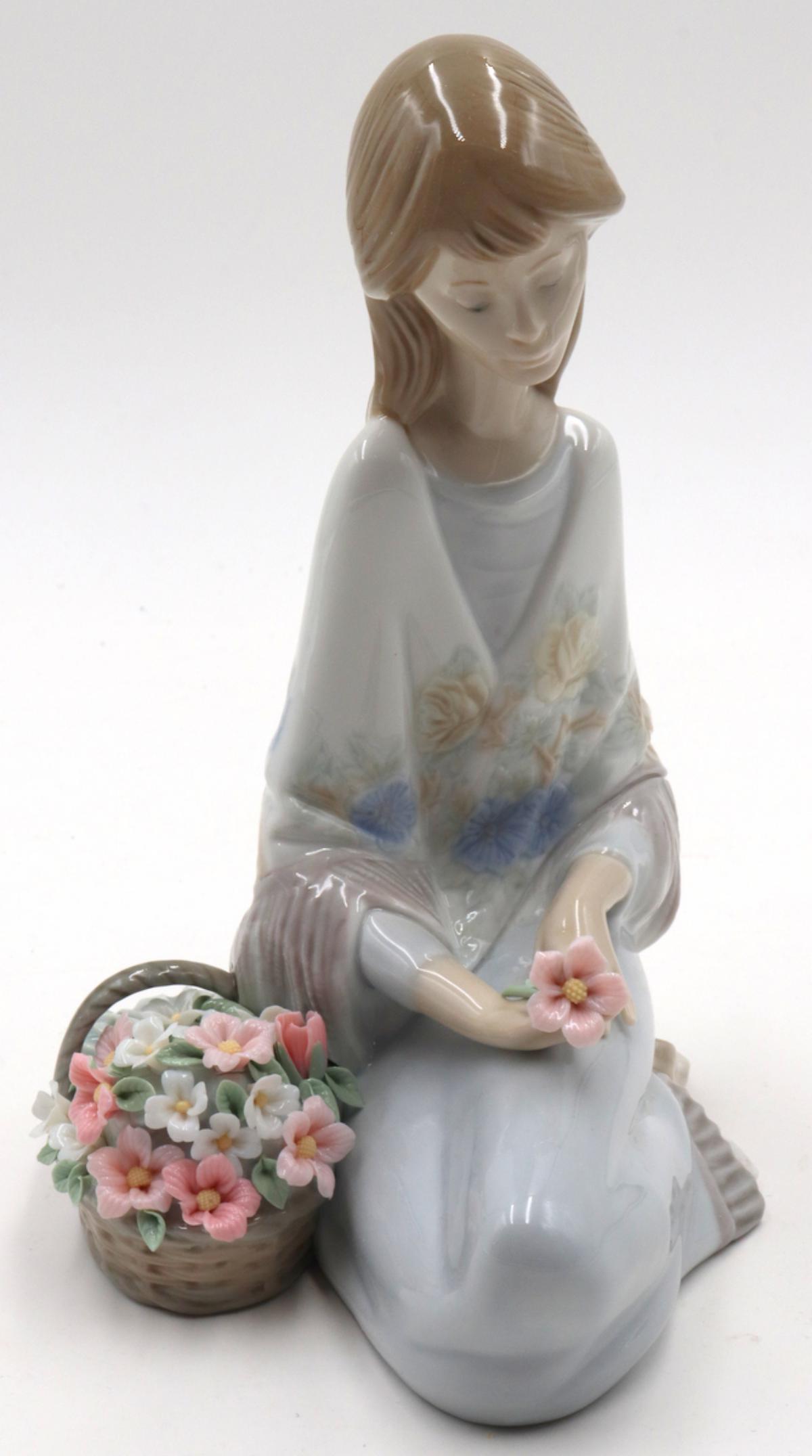 Lladro "Flower Song" #7607 Porcelain Figure (1 of 2)