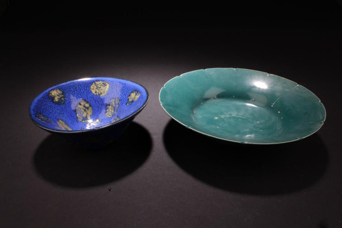 A Pair of Chinese Glazed Bowls: The deep potted dish rising from a tapered foot to the rim, covered overall with fine crackles finish, the base unglazed. Diameter: 7 in