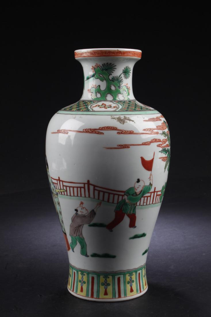 Chinese porcelain Wucai Vase (1 of 4)
