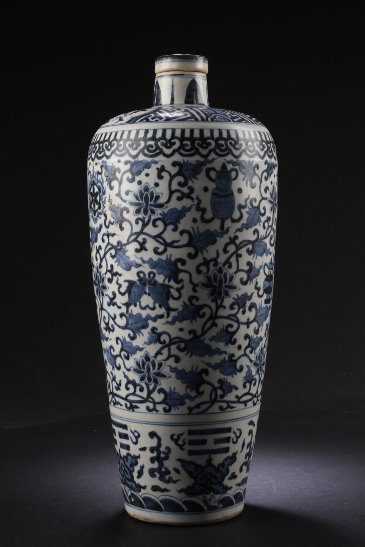 BLUE AND WHITE 'EIGHT TREASURES' BOTTLE VASE WITH LID (1 of 5)