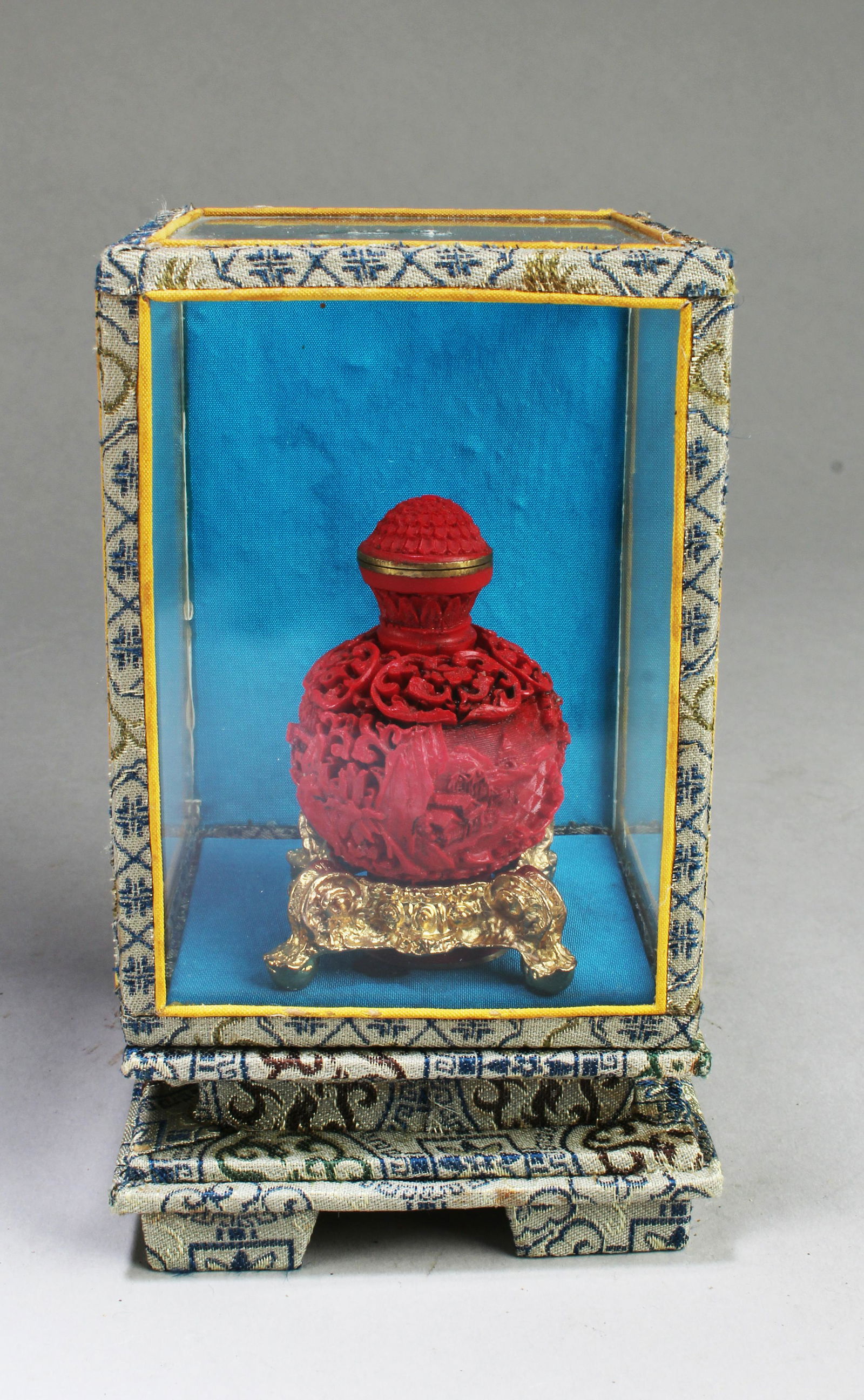 A Cinnabar Lacquer Snuff Bottle (1 of 3)