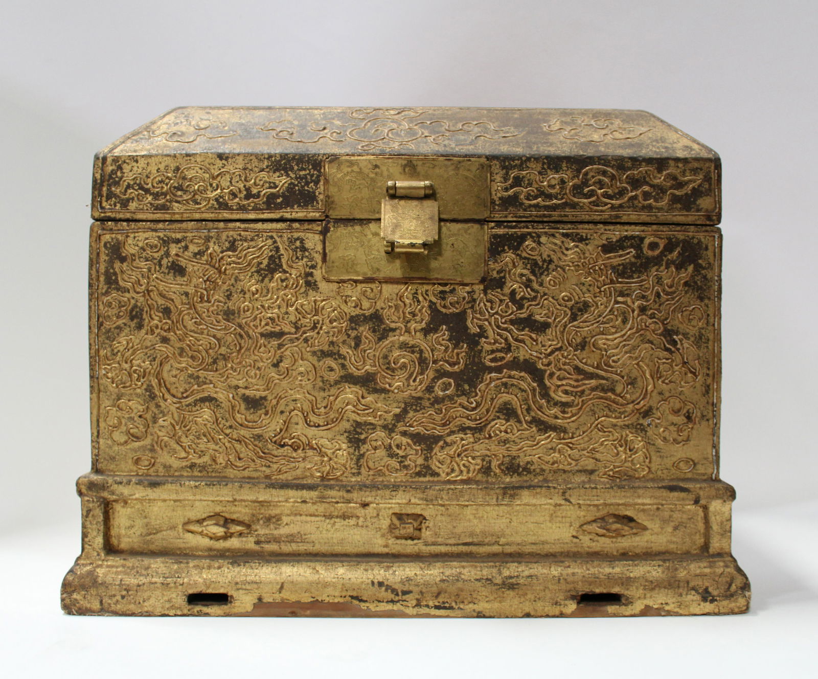 A GILT WOOD 'DRAGON' SEAL BOX AND COVER (1 of 5)