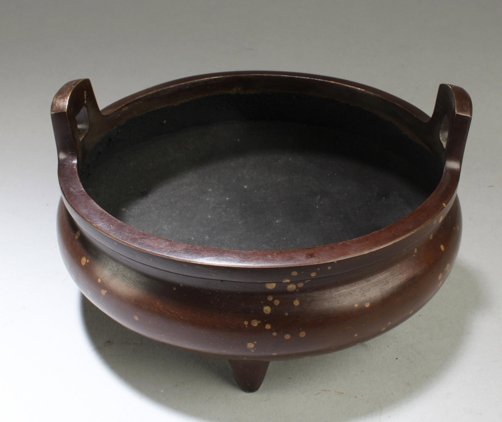 Chinese Bronze Tripod Censer with Twin Handles: Chinese Bronze Tripod Censer with Twin Handles. 'ZuanDe' mark at base. Diameter: 5.5"