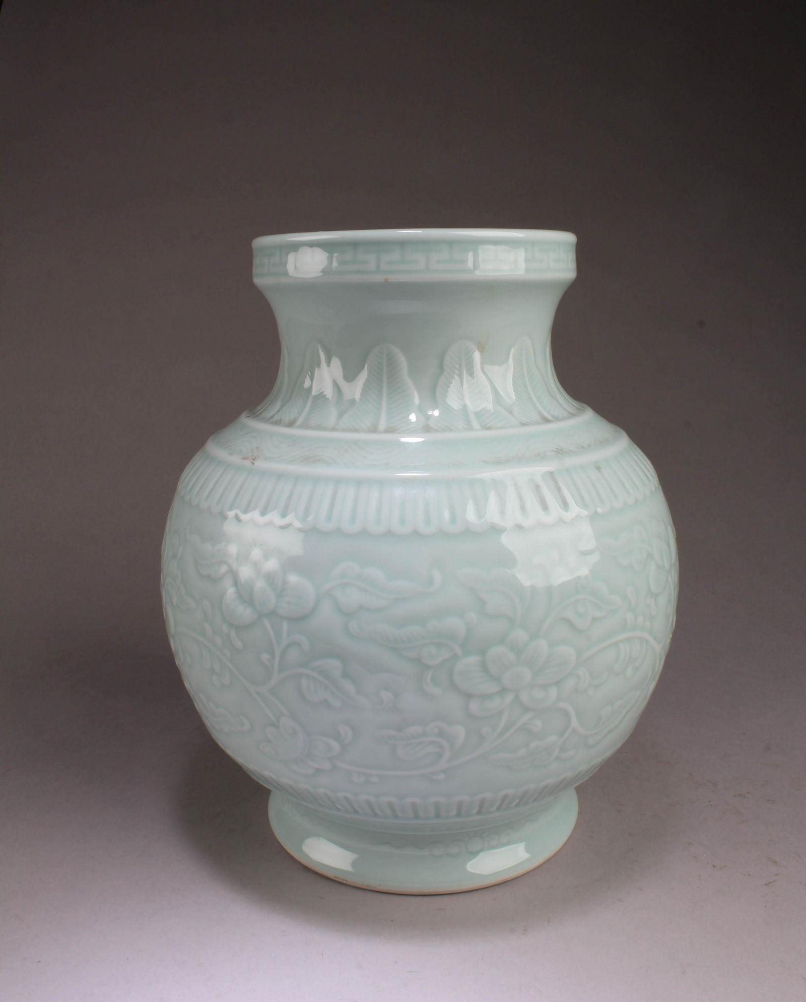 An Old Chinese Porcelain Jar (1 of 5)