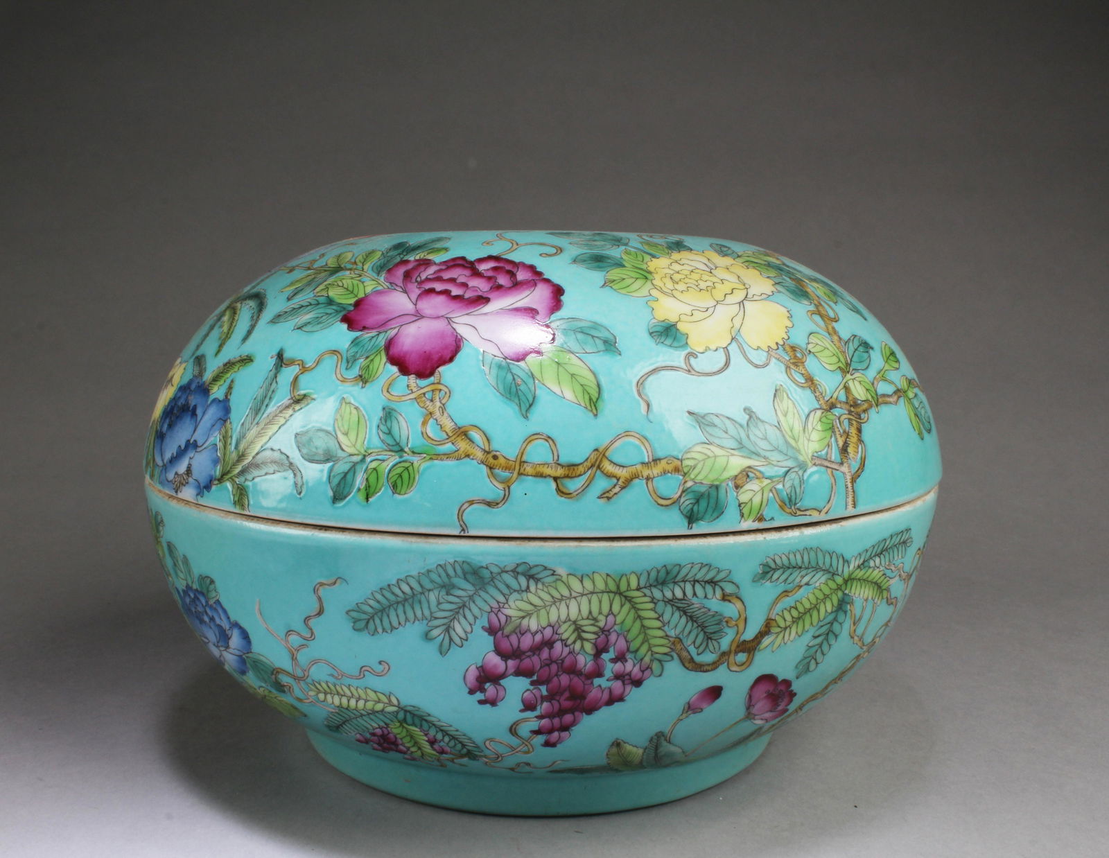 Chinese Porcelain Round Box (1 of 7)