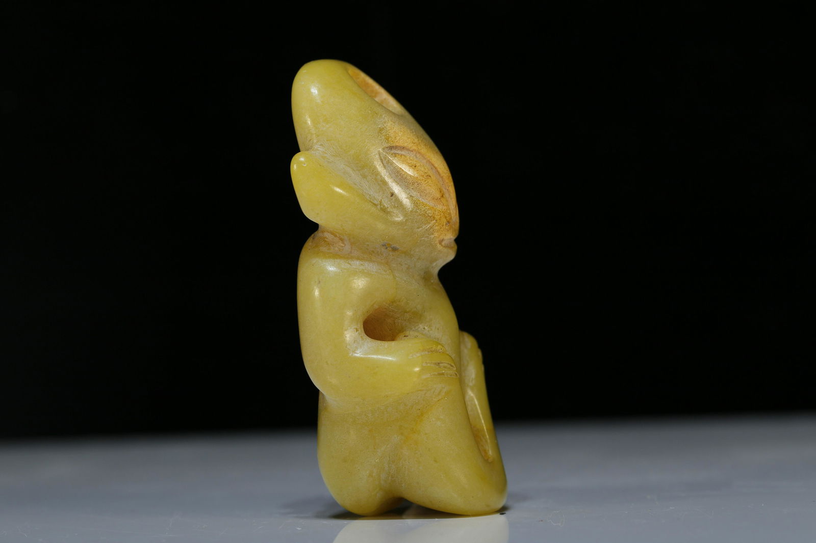 Hongshan culture celadon jade bird  pendant (1 of 8)