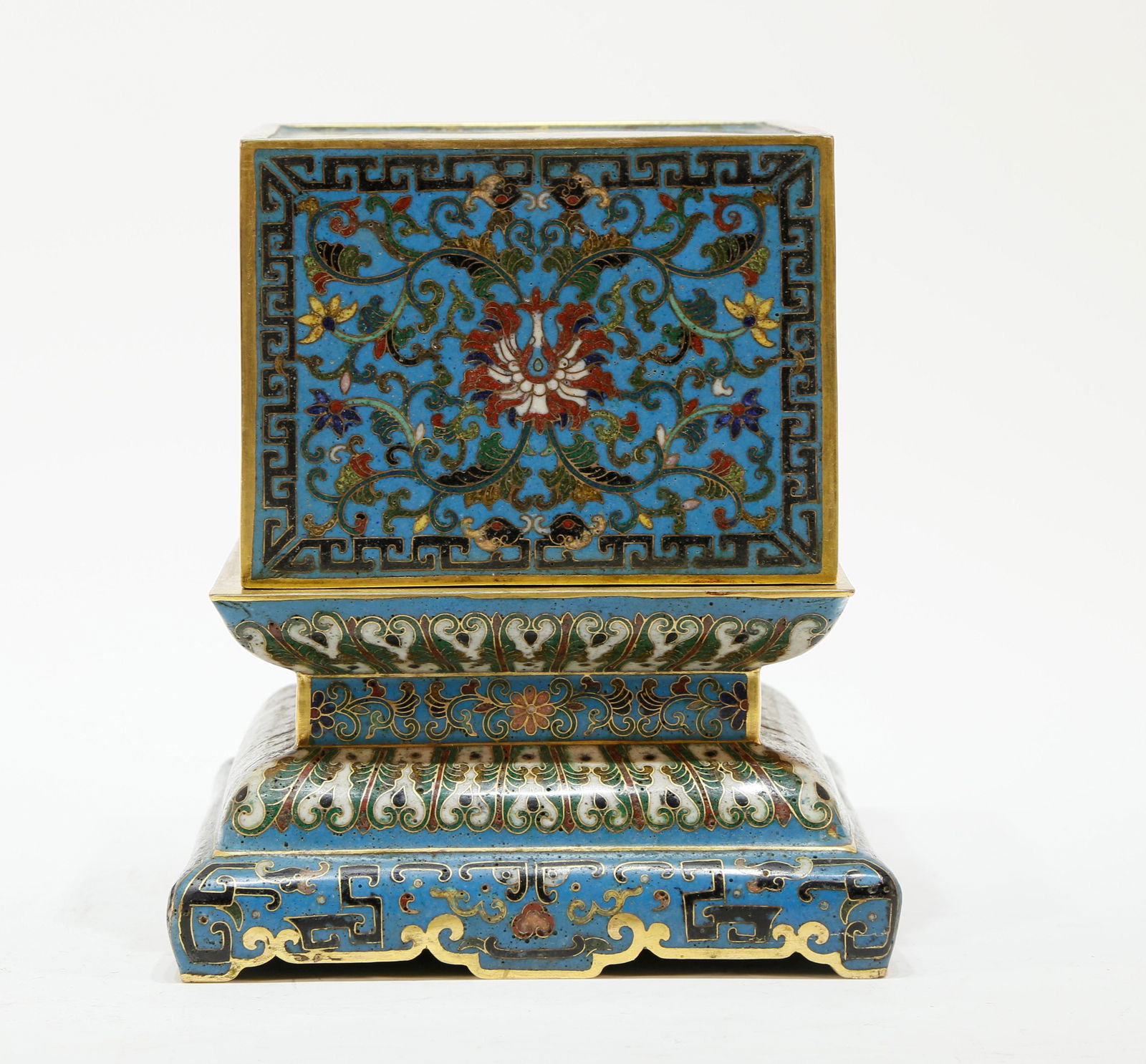 A cloisonne gilt bronz dragon pattern seal box (1 of 7)