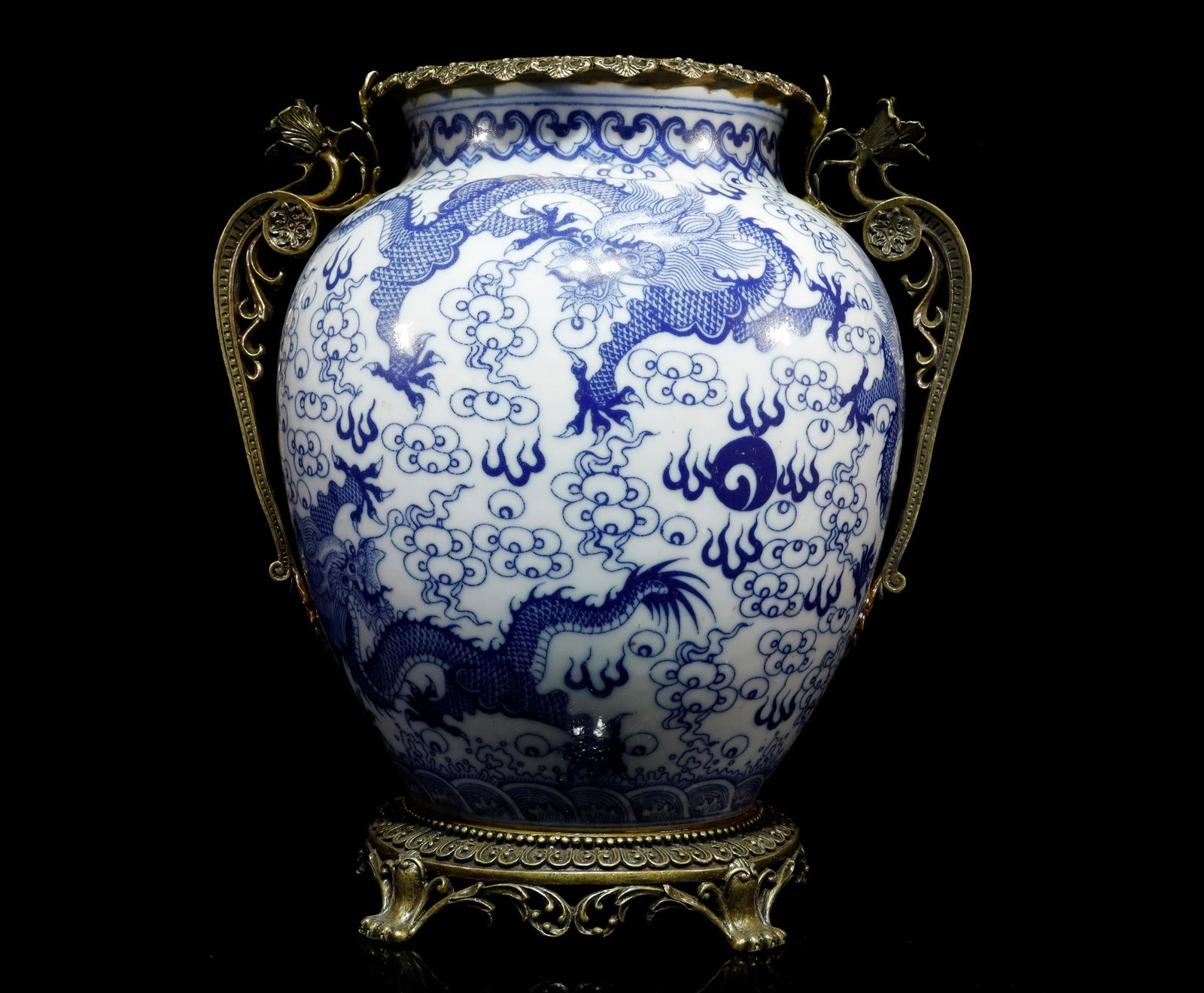 A Fine Blue-and-white Copper-decorated 'Dragon' Jar (1 of 13)